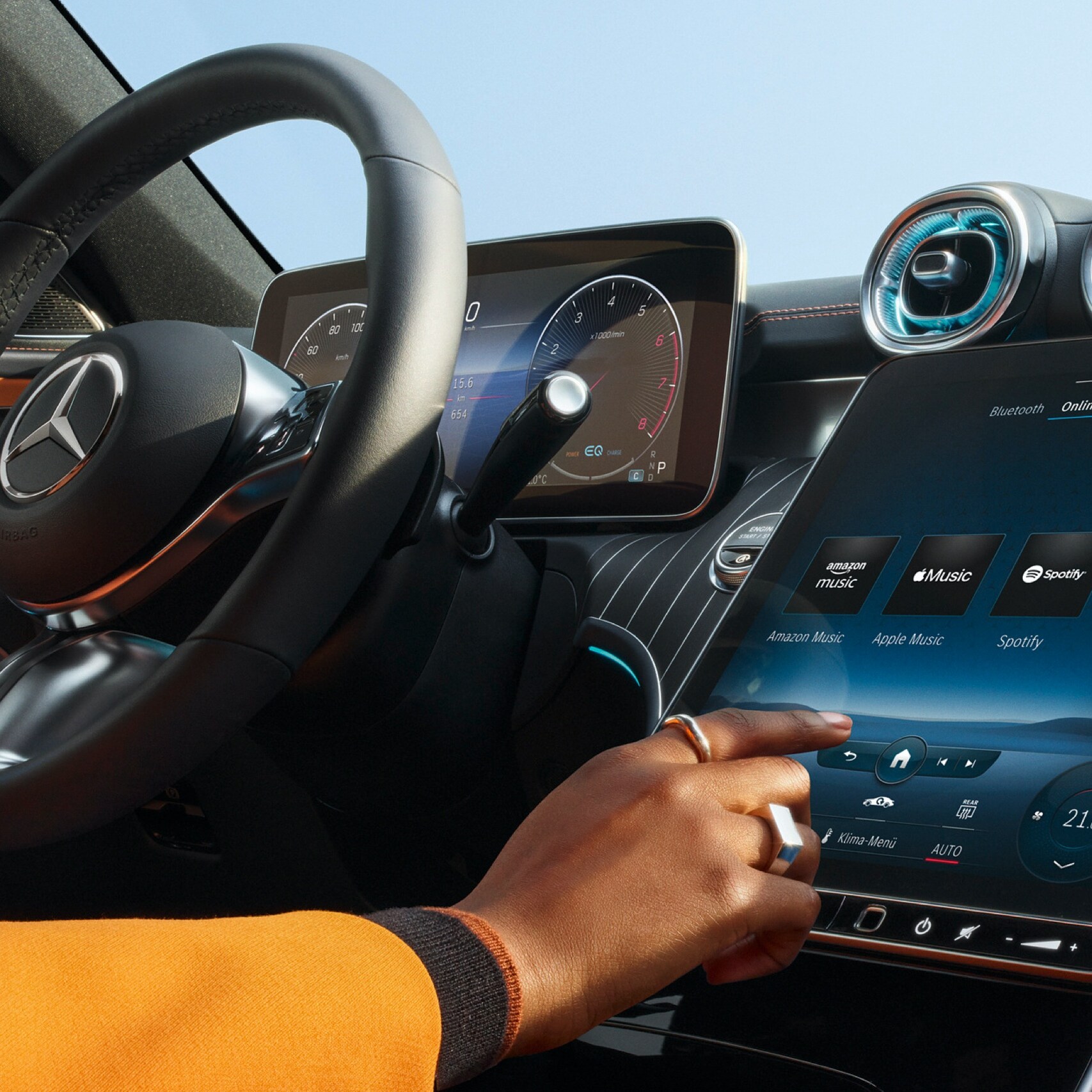 Personne sélectionnant un service de streaming audio sur l'écran du système multimédia MBUX dans une Mercedes-Benz.