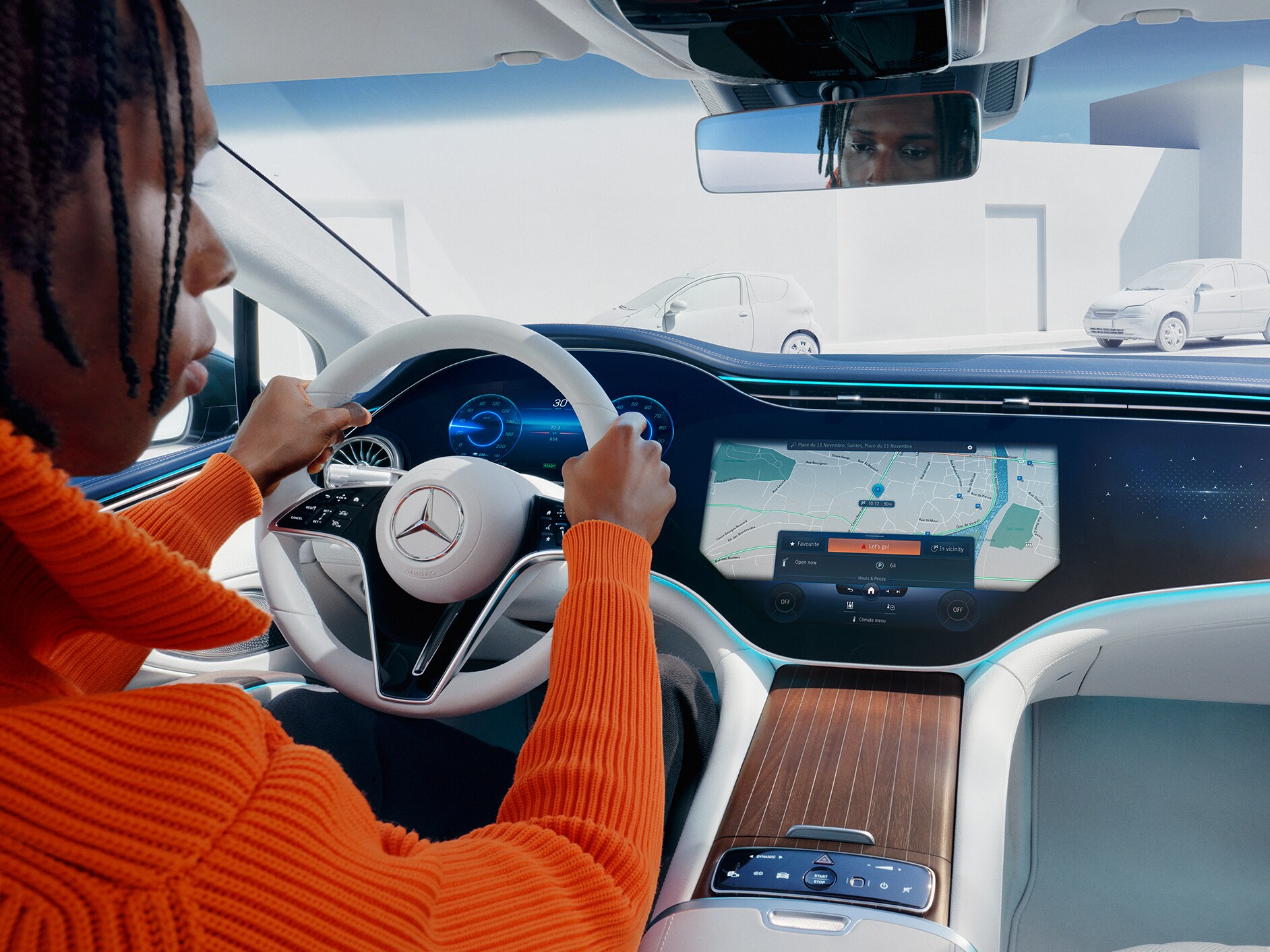 Ein Mann benutzt den MBUX Sprachassistenten in seinem Fahrzeug.