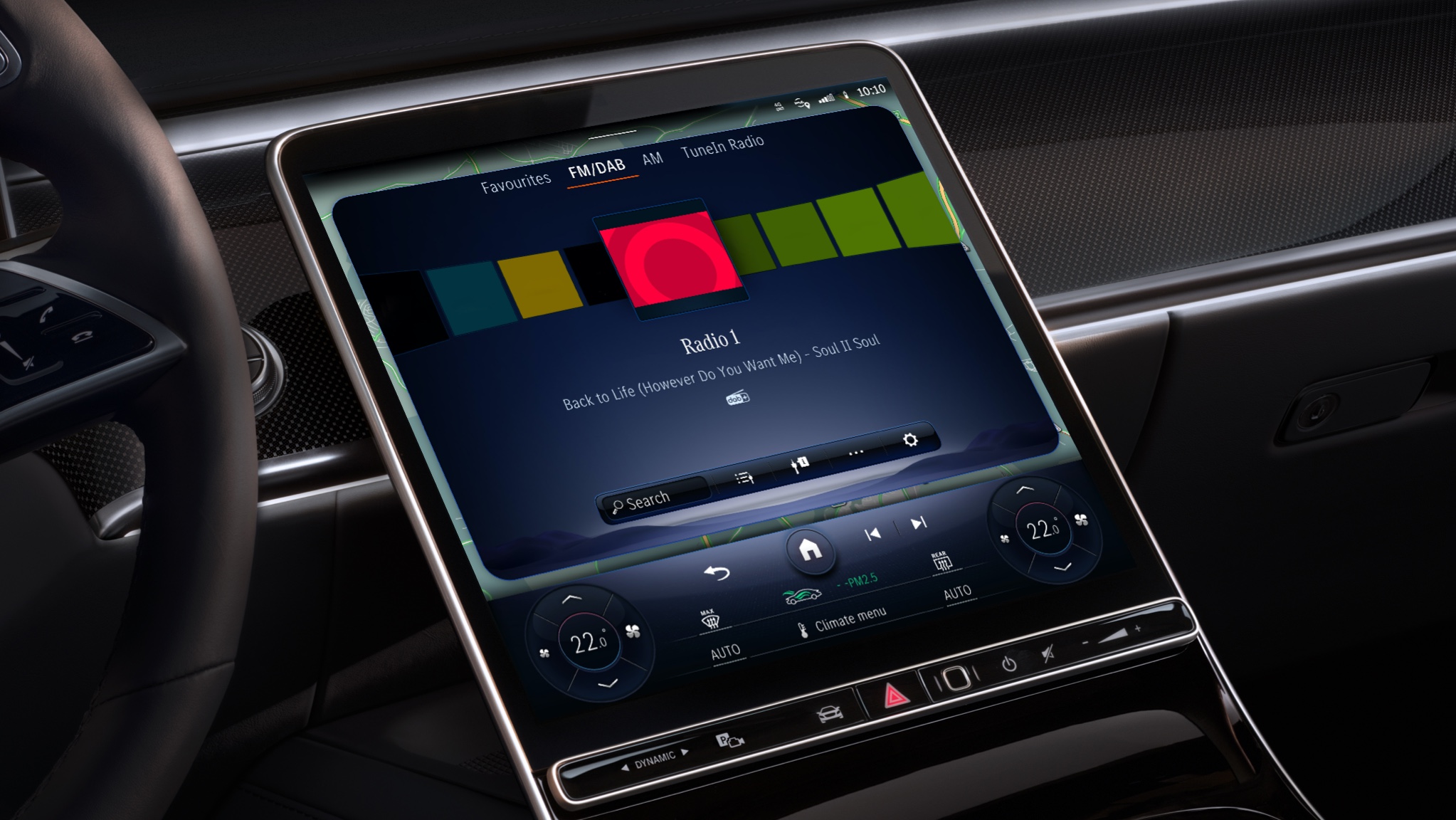 Infos radio élargies | Divertissement | Mercedes me Le système multimédia MBUX d’une Mercedes-Benz affiche les stations de radio du monde entier, grâce au pack Divertissement.