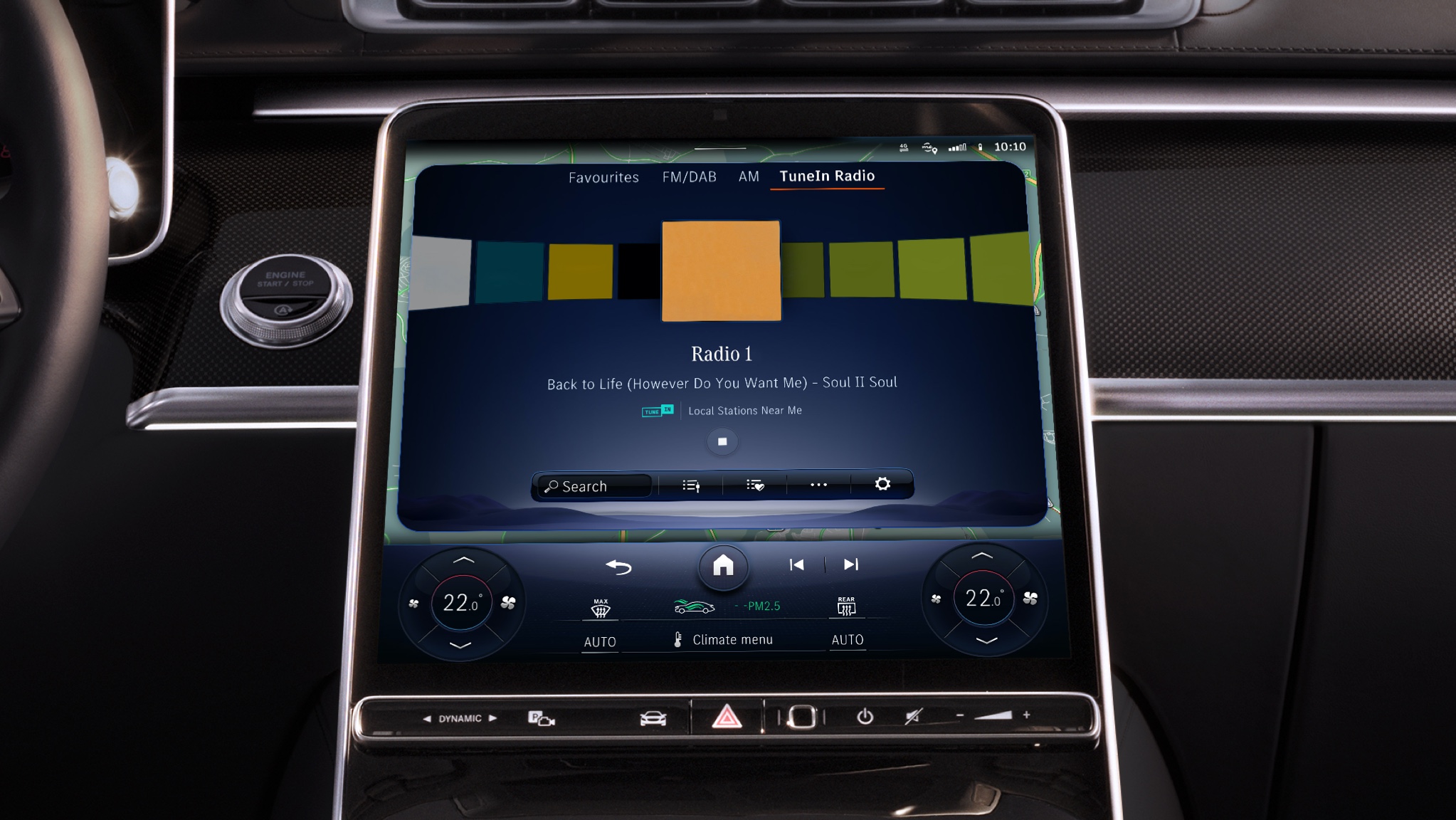 Webradio | Divertissement | Mercedes me Le système multimédia MBUX d’une Mercedes-Benz affiche des informations avancées telles que l’interprète, le titre et la pochette de l’album, grâce au Pack Divertissement.