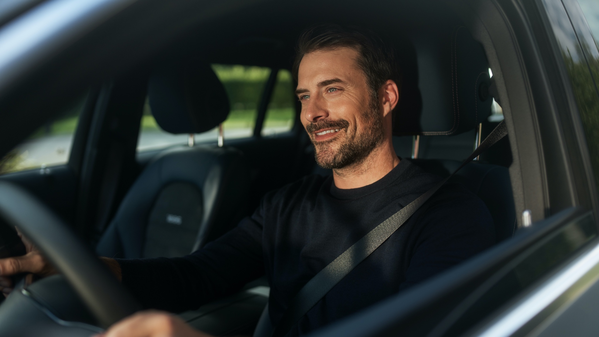 Suivi service radio étendu | Divertissement | Mercedes me Un homme profite de la radio Internet sans interruption dans sa Mercedes-Benz grâce au Pack Divertissement.