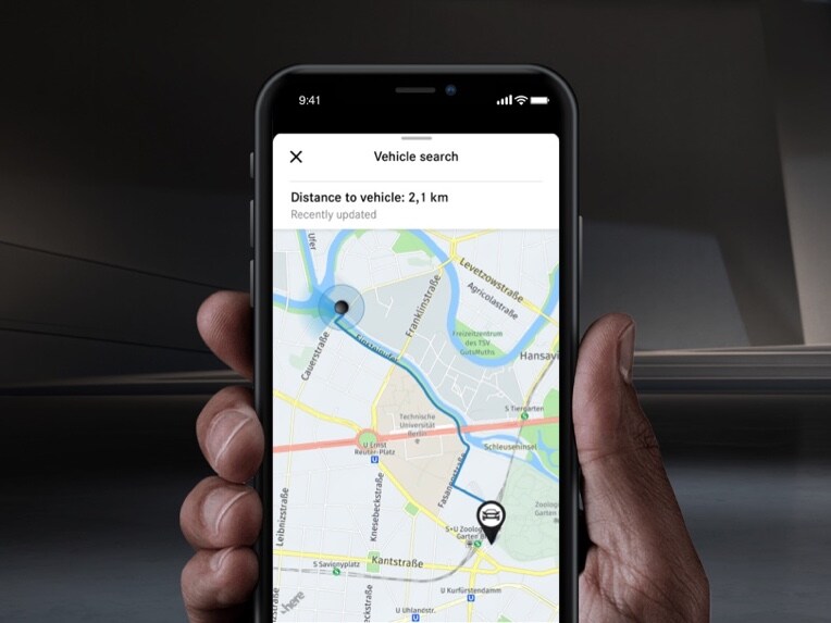 La localisation du véhicule est affichée sur un smartphone via un service connecté Remote dans une application Mercedes.
