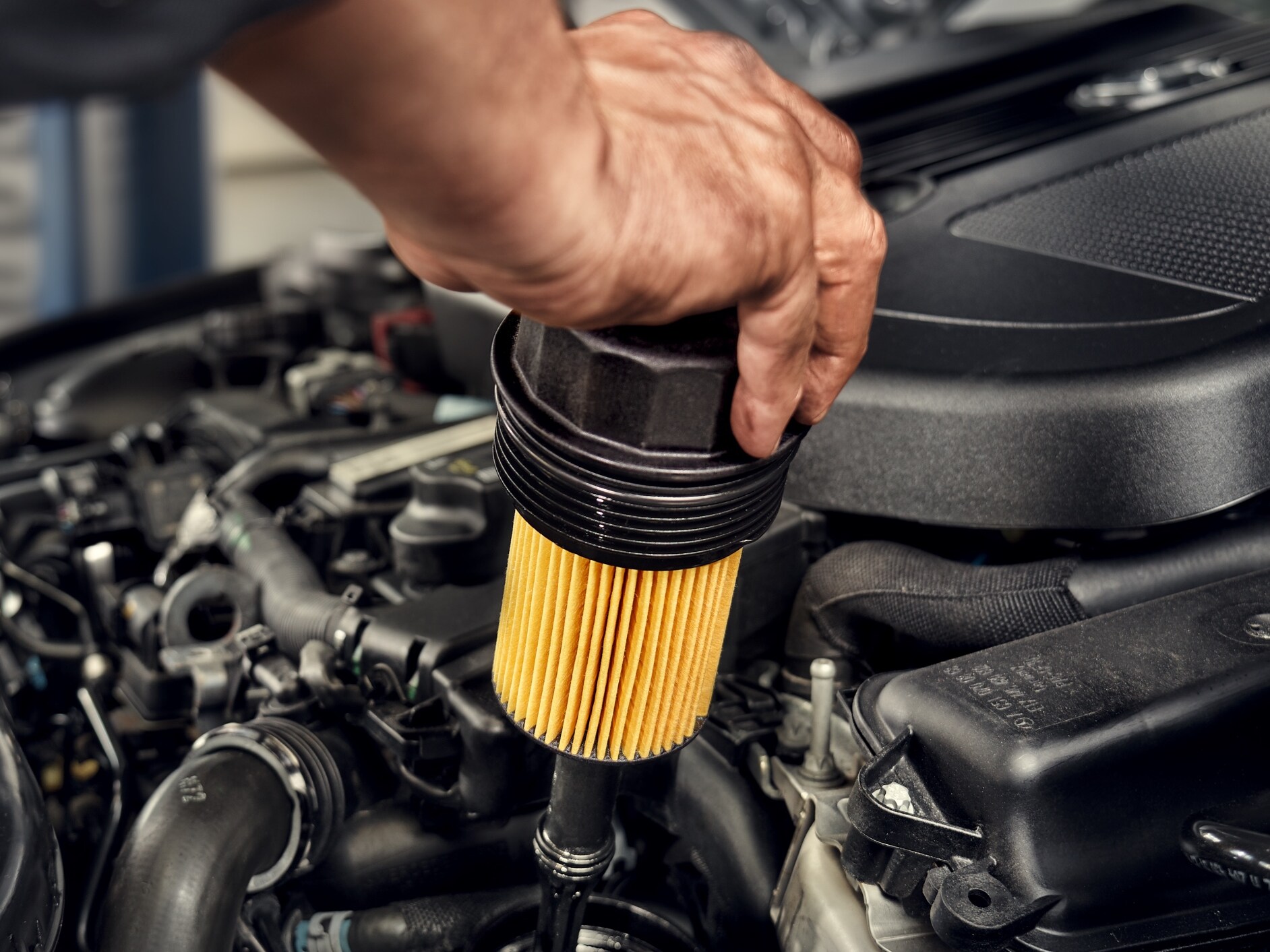 Ein Techniker installiert den Ölfilter in einem Mercedes-Benz.
