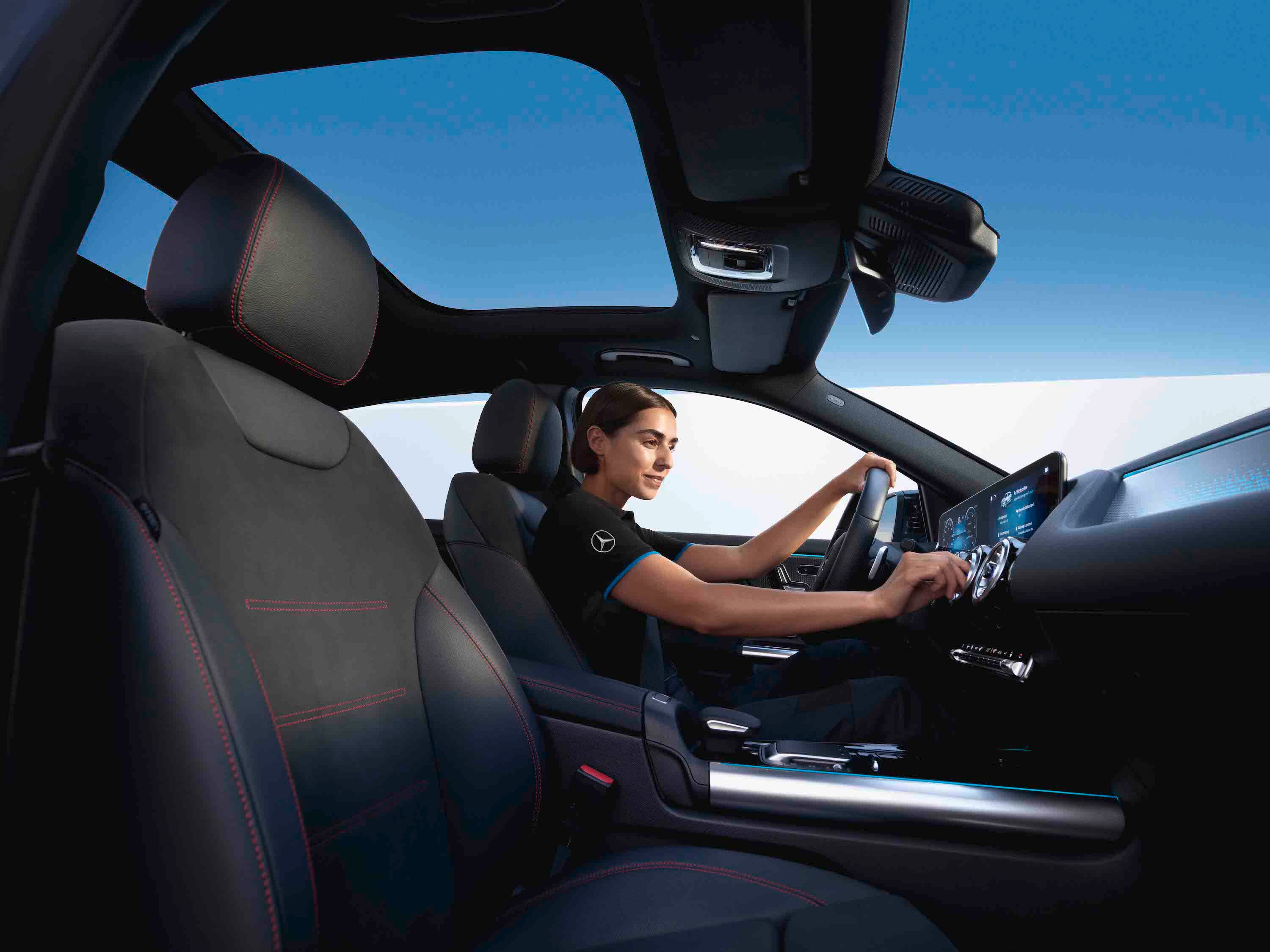 Eine Mercedes-Benz Technikerin überprüft die Innenraumfilter.