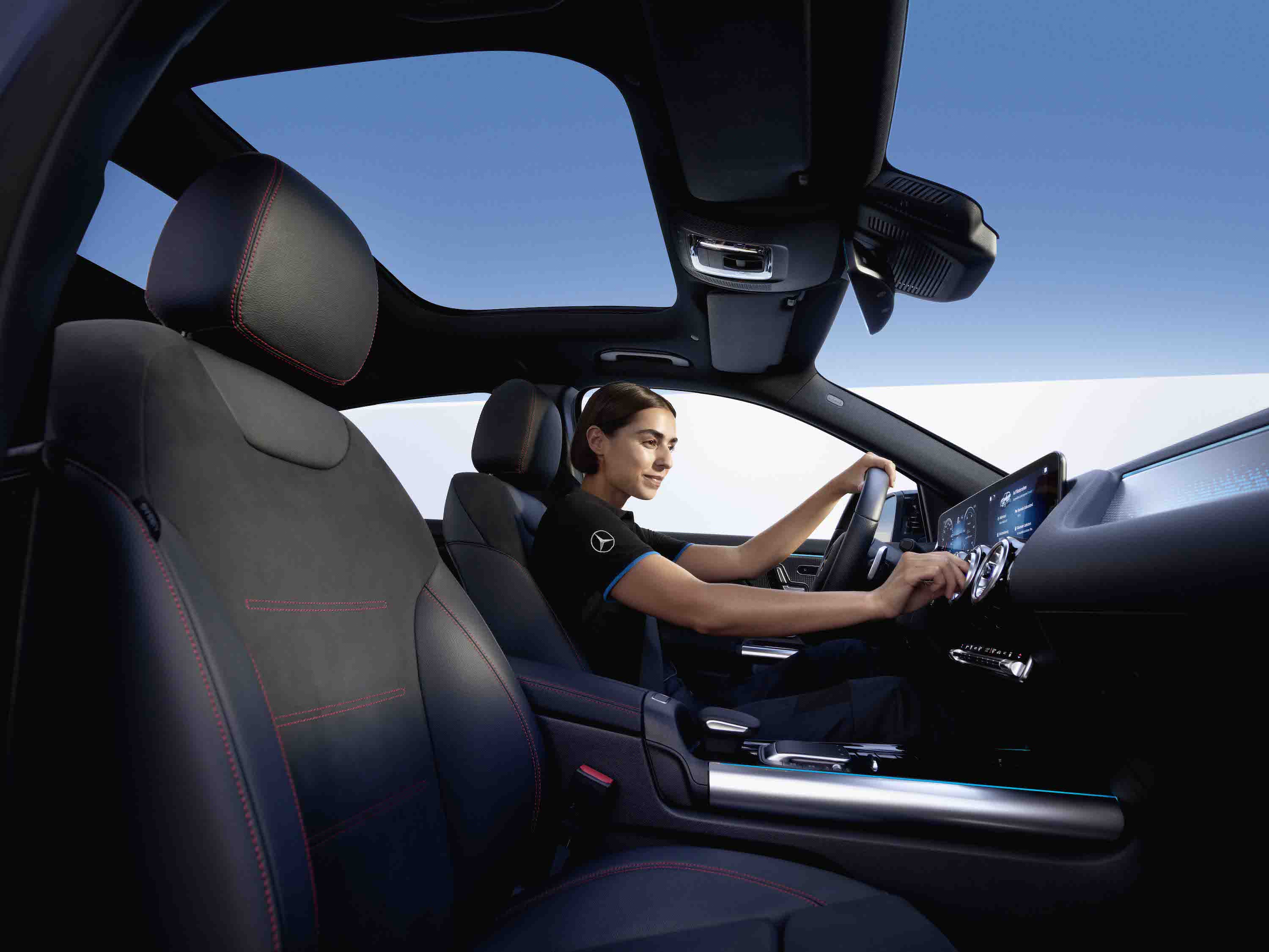 Mercedes-Benz Original-Innenraumfilter Eine Mercedes-Benz Technikerin überprüft die Innenraumfilter.