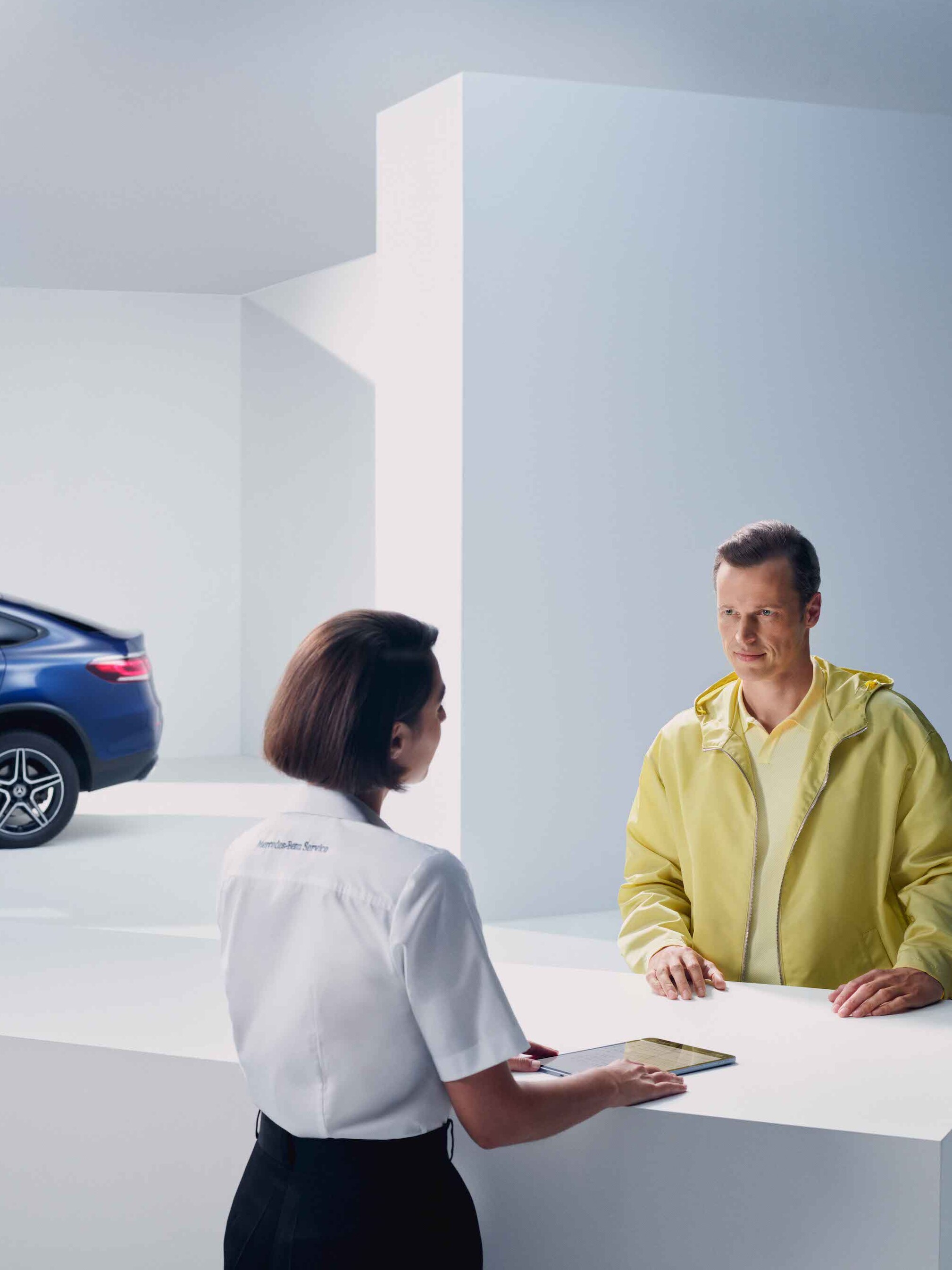 Un homme se fait conseiller par une collaboratrice Mercedes-Benz.