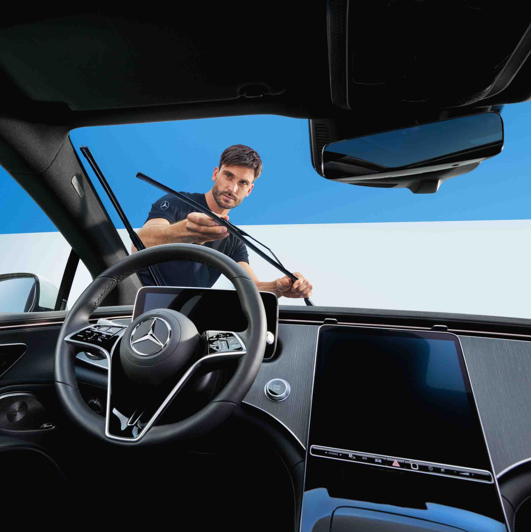 Un technicien Mercedes-Benz remplace les essuie-glaces du véhicule.