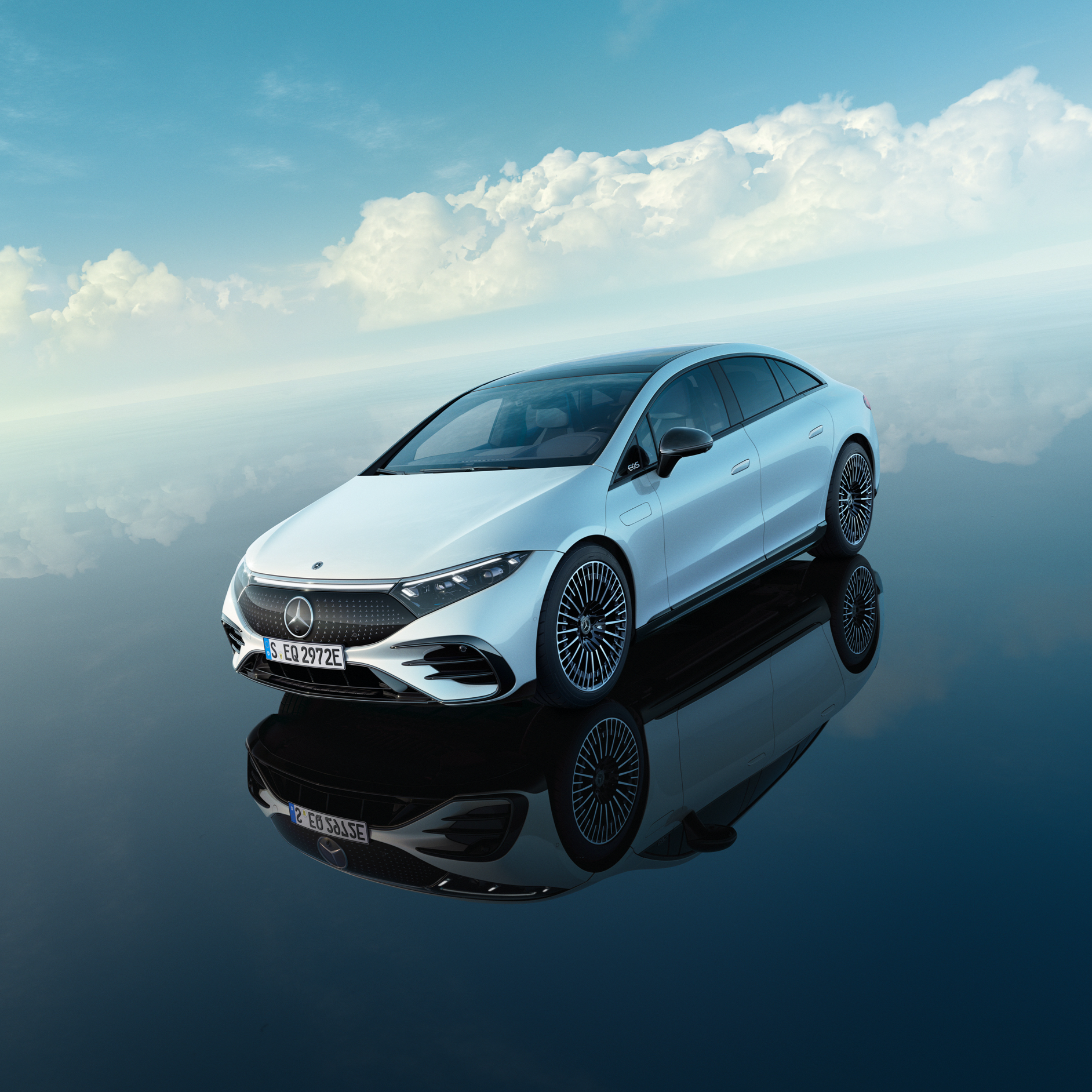 Mit Sorgfalt geprüft Ein weißer elektrische Modelle von Mercedes-Benz steht unter strahlend blauem Himmel.