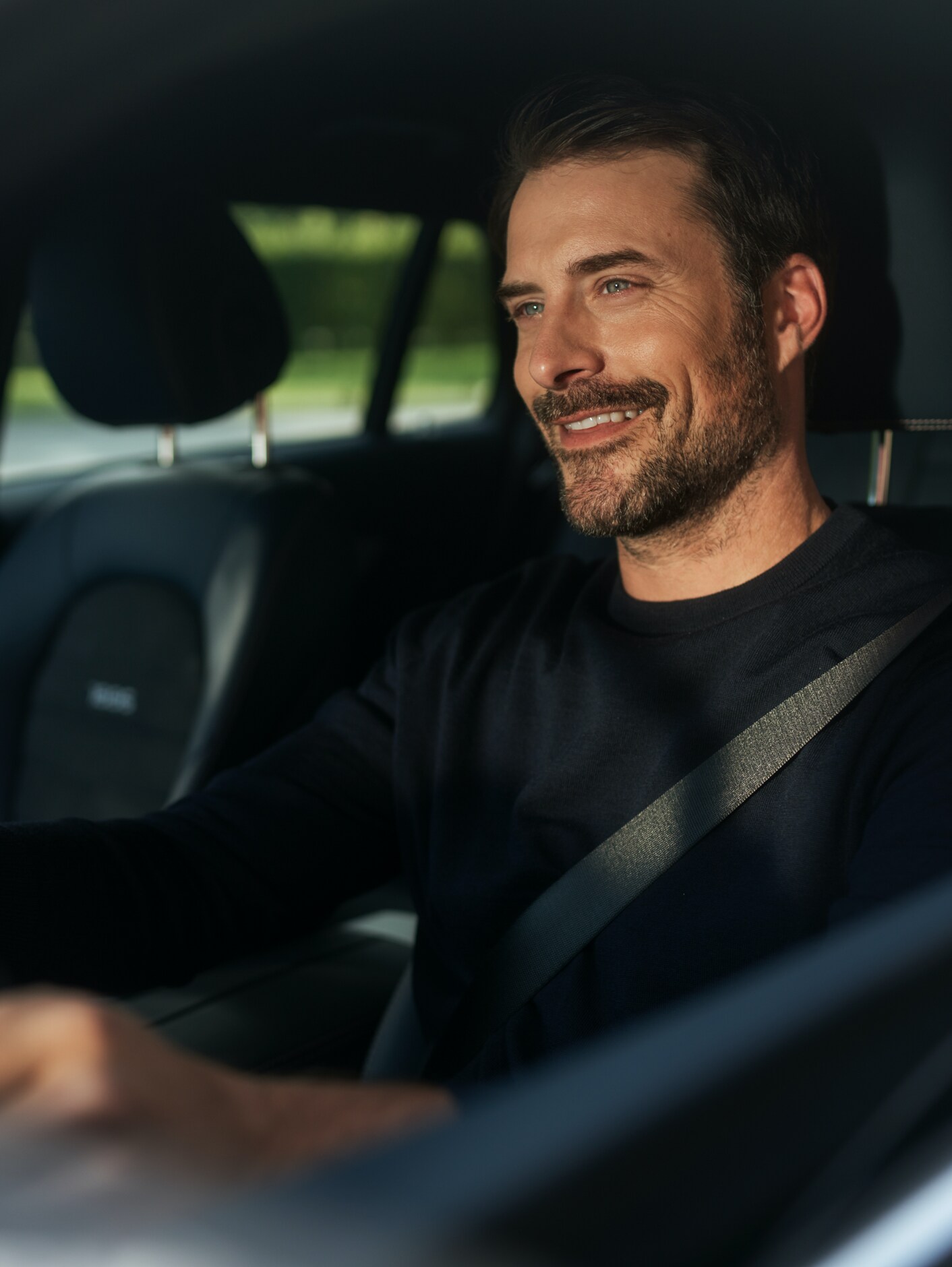 Ein Mann sitzt in einem durch Mobilo gestellten Fahrzeug.