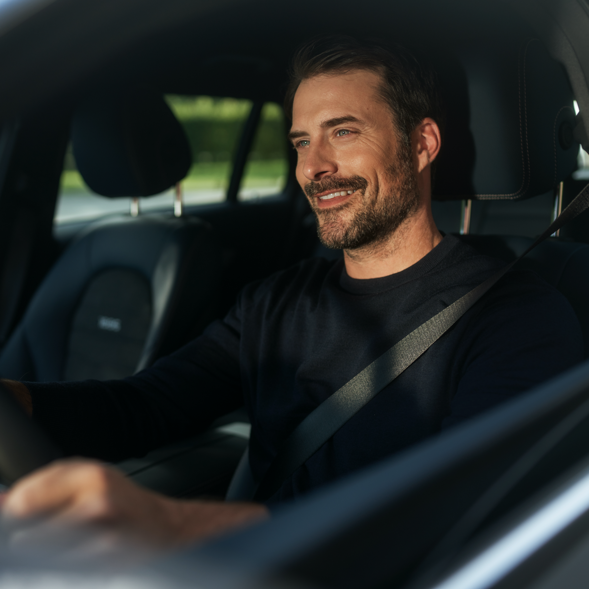 Mobilo Ein Mann sitzt in einem durch Mobilo gestellten Fahrzeug.