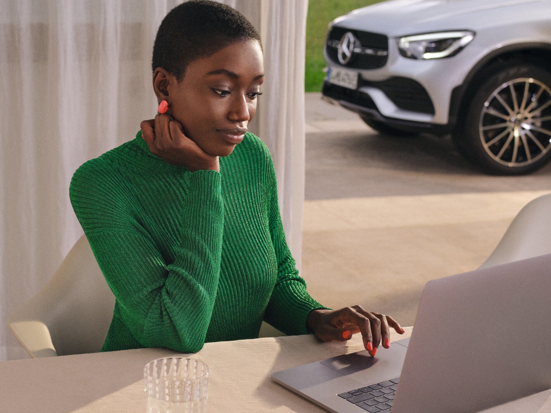 Eine Frau schaut sich ihren digitalen Servicebericht am Laptop an.