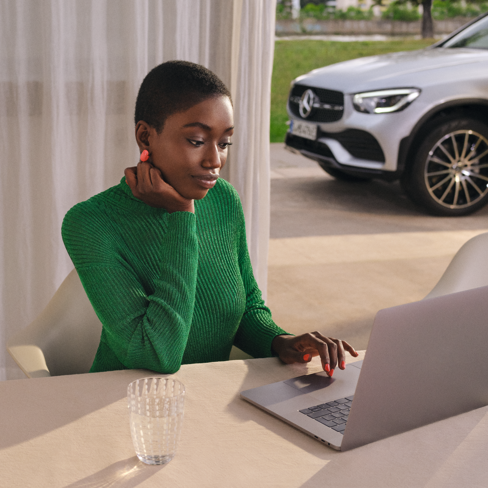 Digitaler Servicebericht Eine Frau schaut sich ihren digitalen Servicebericht am Laptop an.