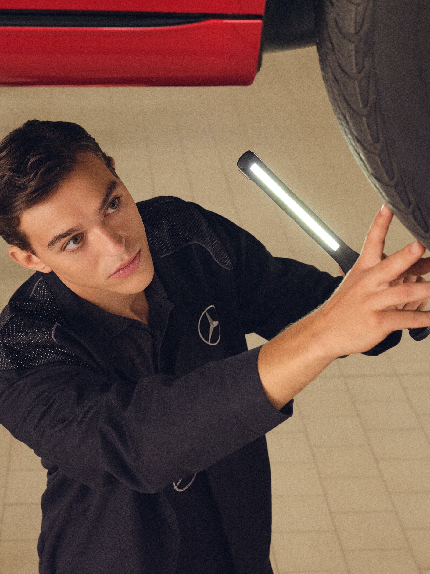 Ein Mercedes-Benz Techniker überprüft ein Fahrzeug auf dem Prüfstand.