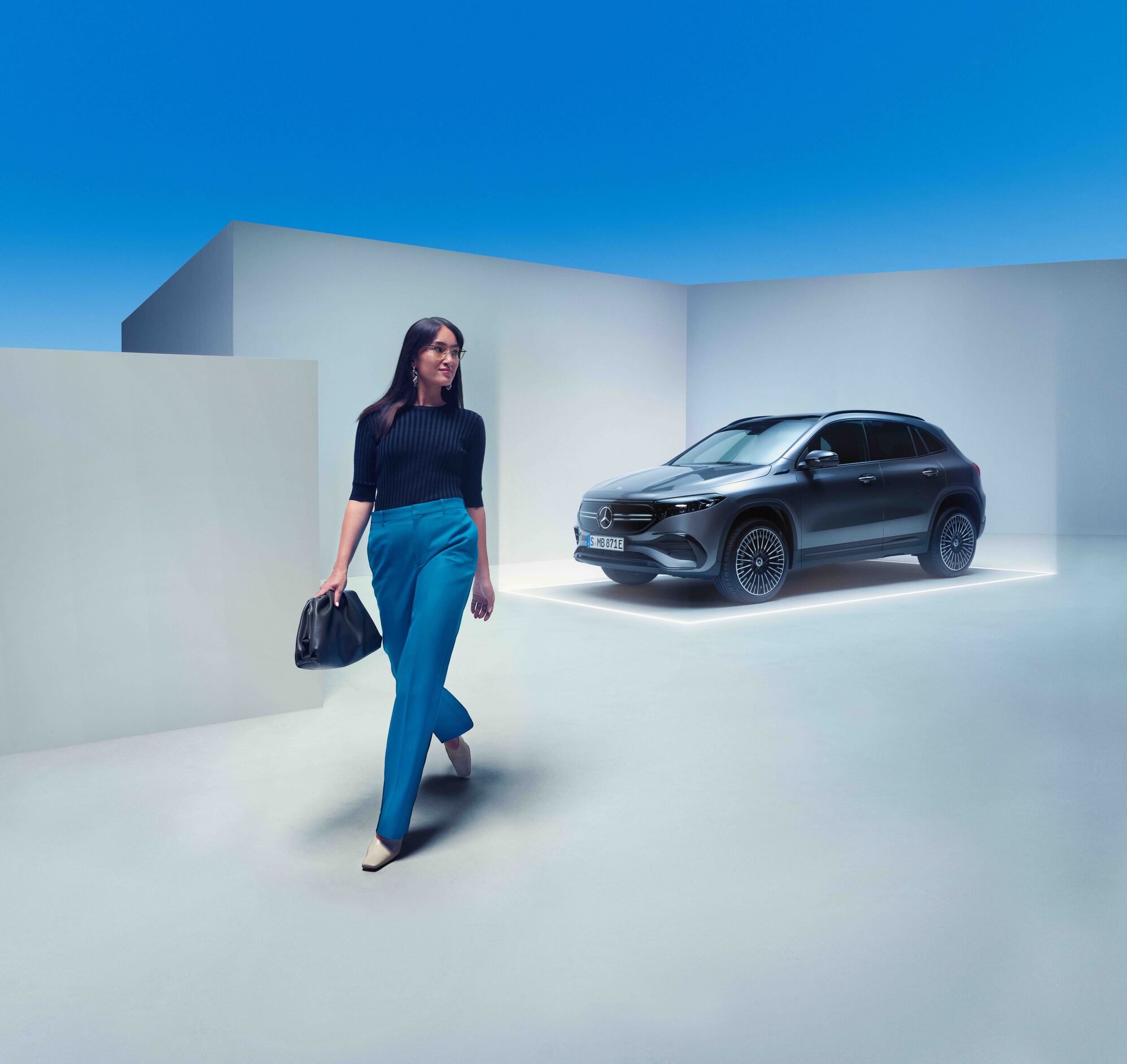 Mercedes-Benz CompleteCare Eine Frau geht neben einem Mercedes-Benz entlang.