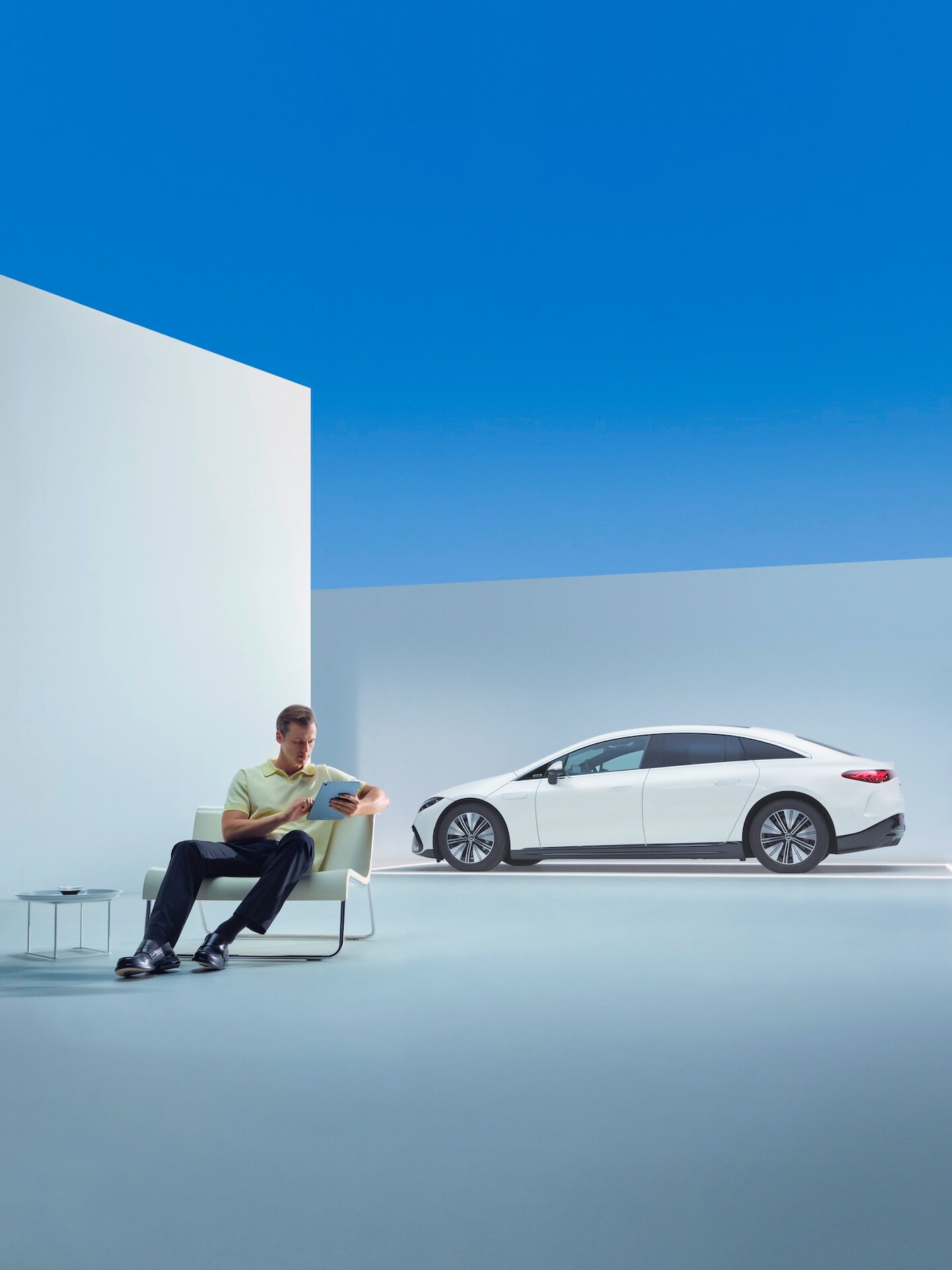 Un homme détendu dans un siège devant une Mercedes-Benz.