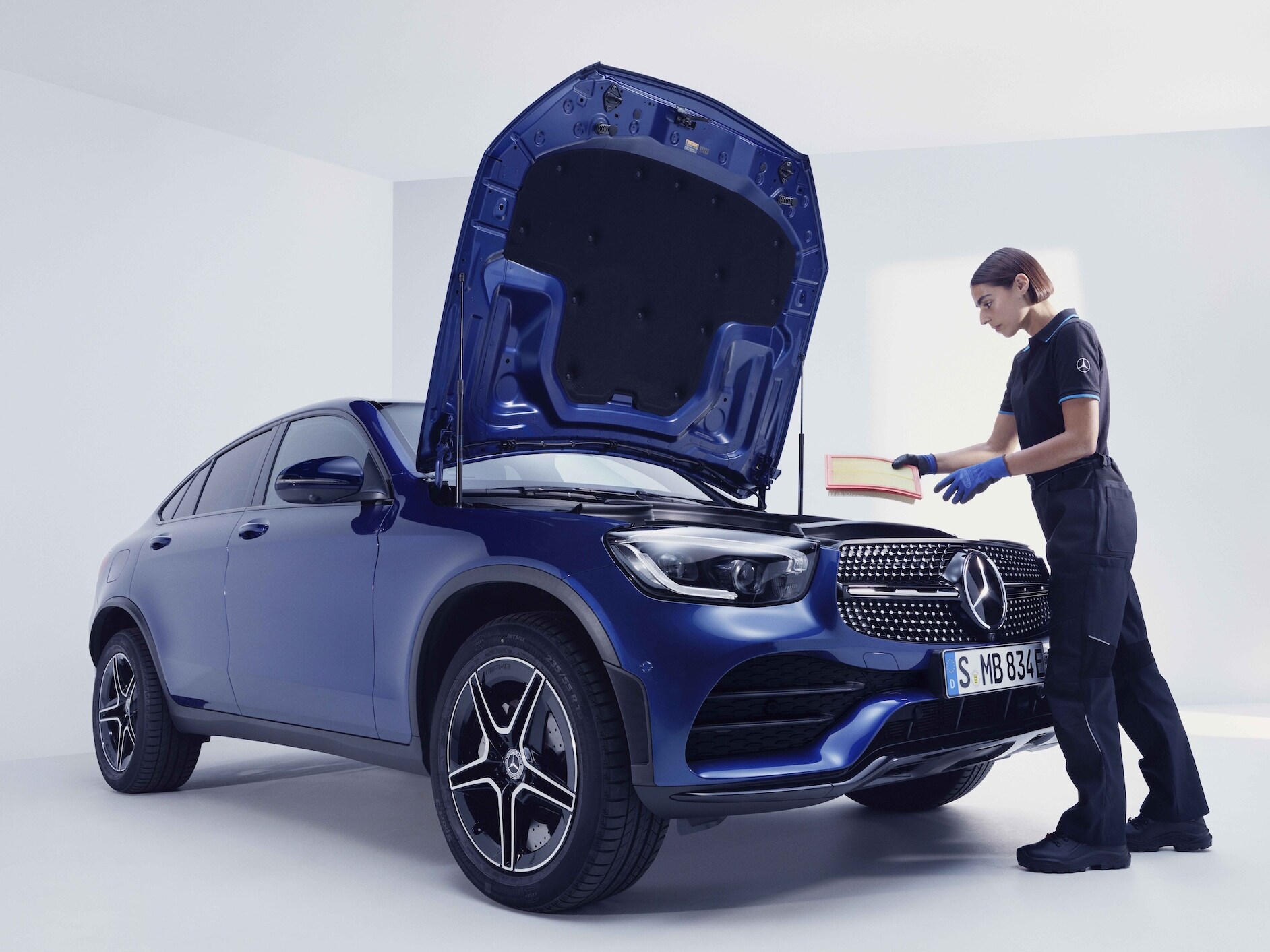 Un technicien Mercedes-Benz contrôle un véhicule sur le banc d'essai.