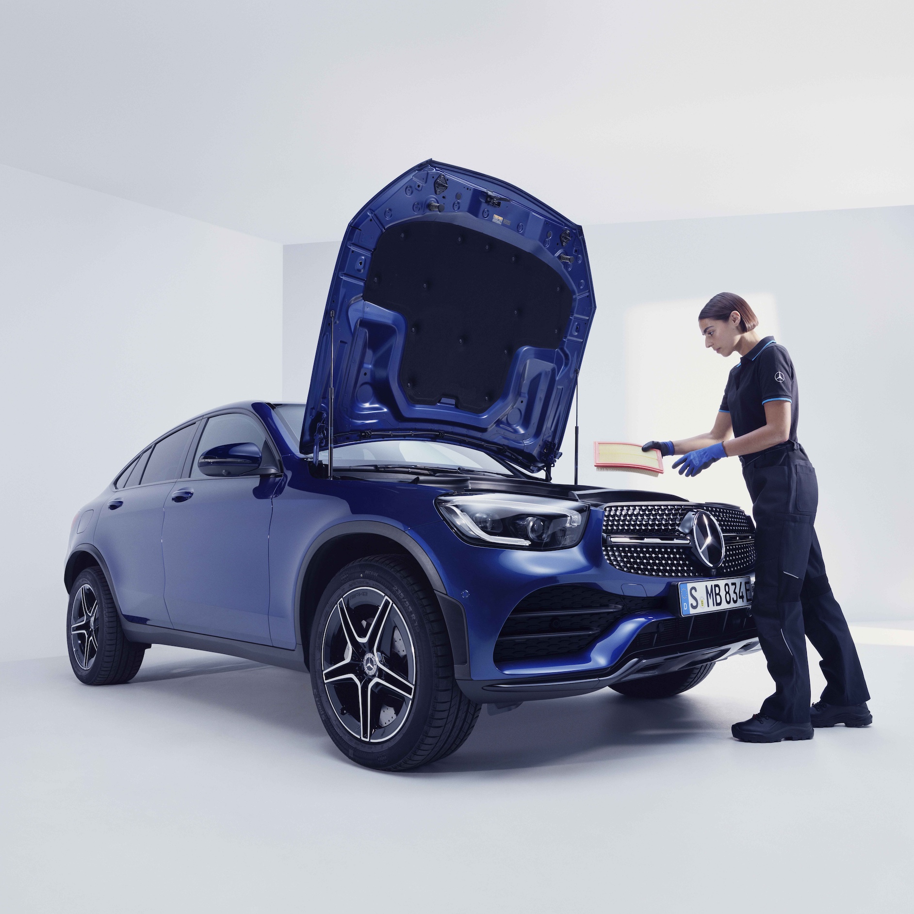 Régulièrement sur le banc d'essai | Mercedes-Benz Un technicien Mercedes-Benz contrôle un véhicule sur le banc d'essai.
