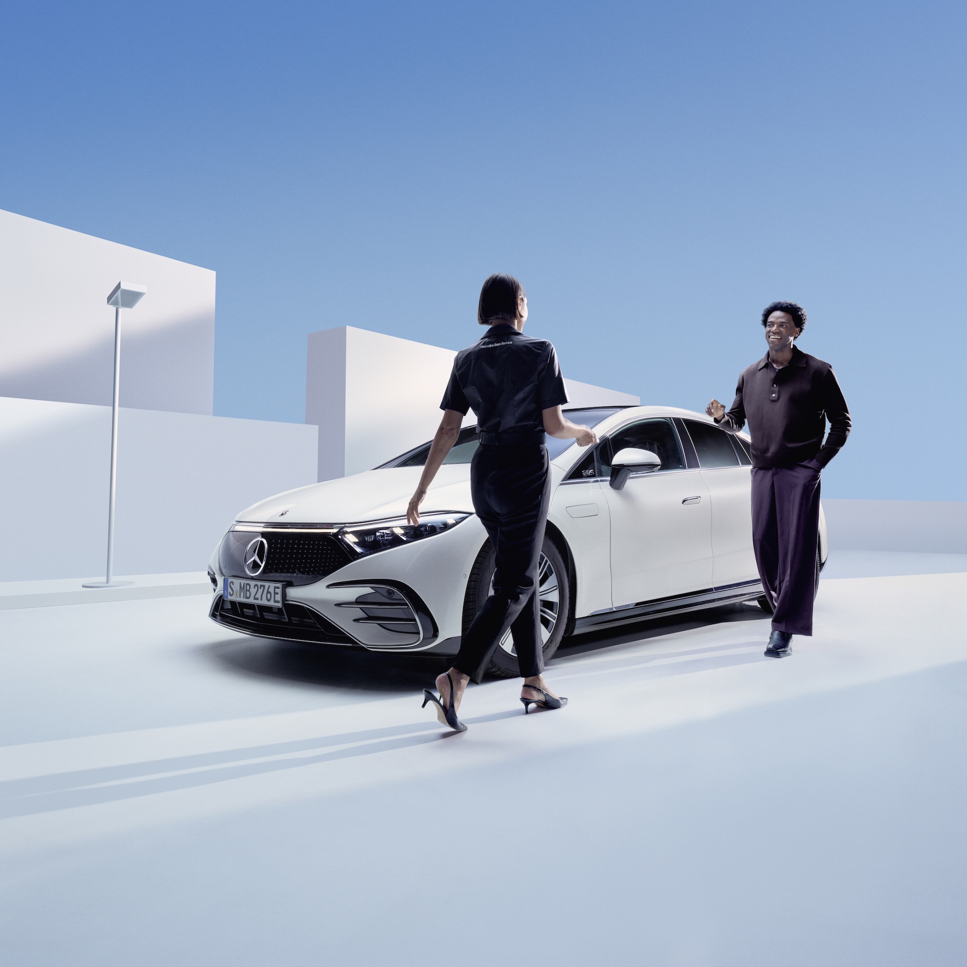 Service d'enlèvement et de livraison | Mercedes-Benz Une femme fait appel au service d'enlèvement et de livraison de Mercedes-Benz.