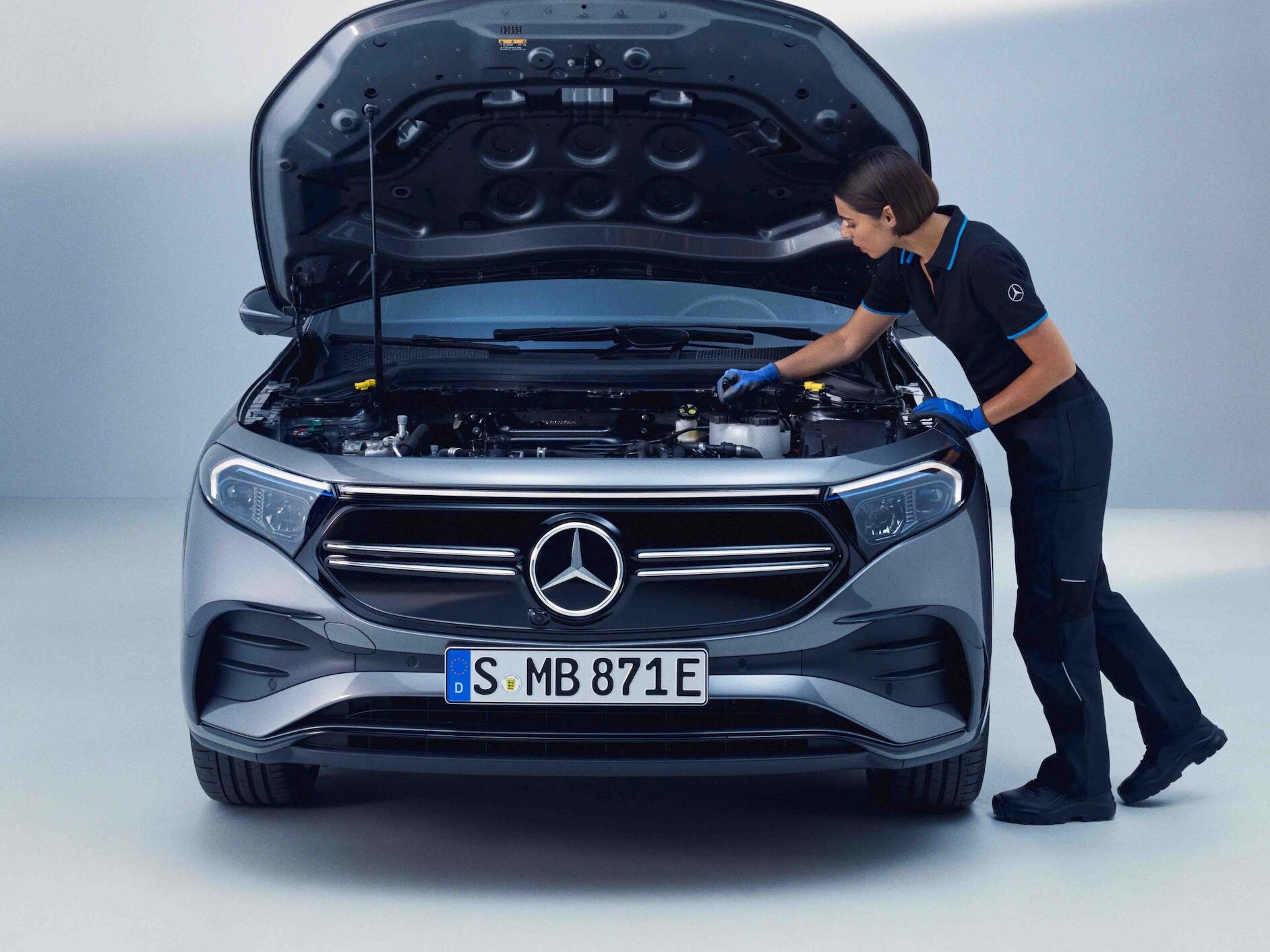 Une technicienne Mercedes-Benz contrôle une modèles électrique de Mercedes-Benz