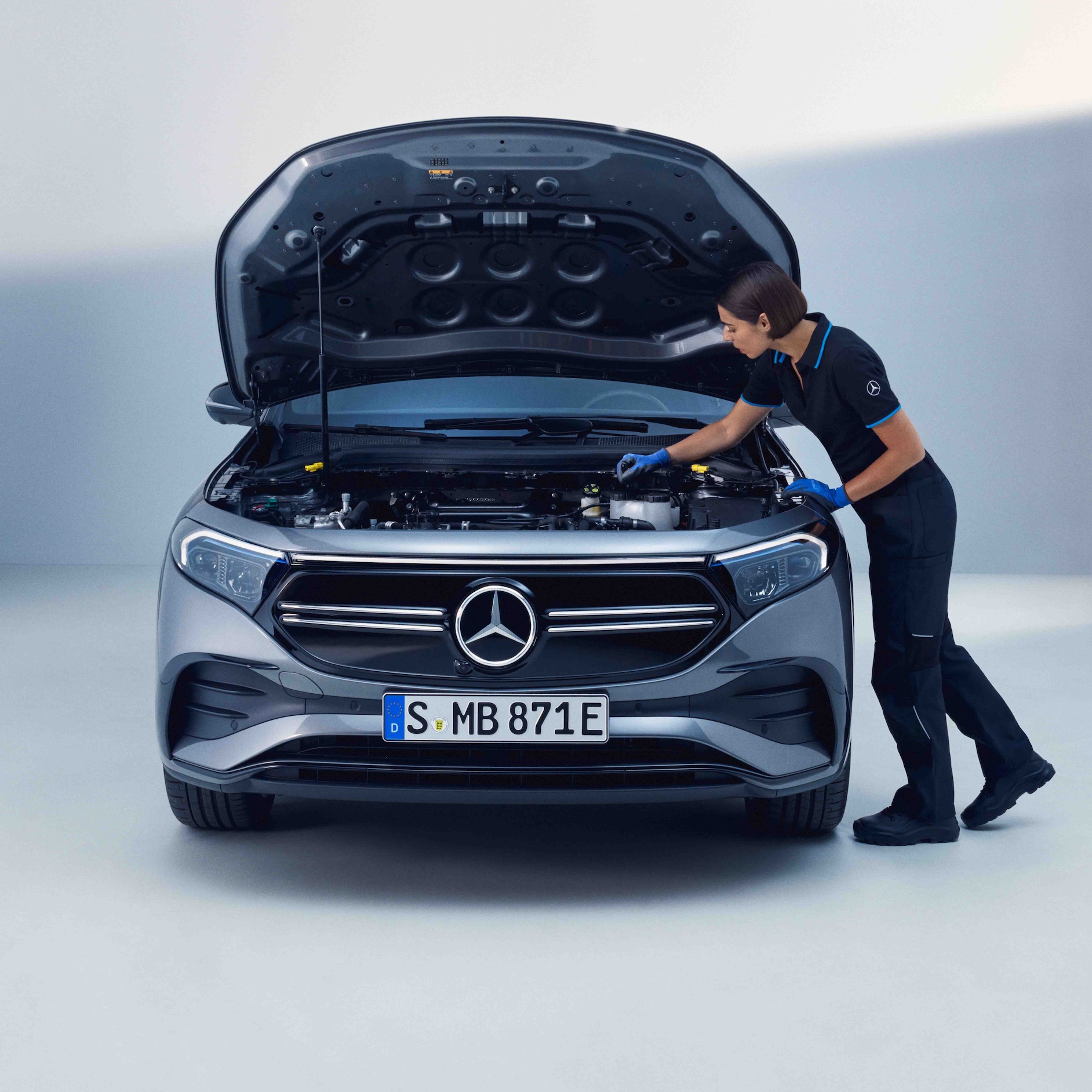 Modèles électrique de Mercedes-Benz | Mercedes-Benz Une technicienne Mercedes-Benz contrôle une modèles électrique de Mercedes-Benz