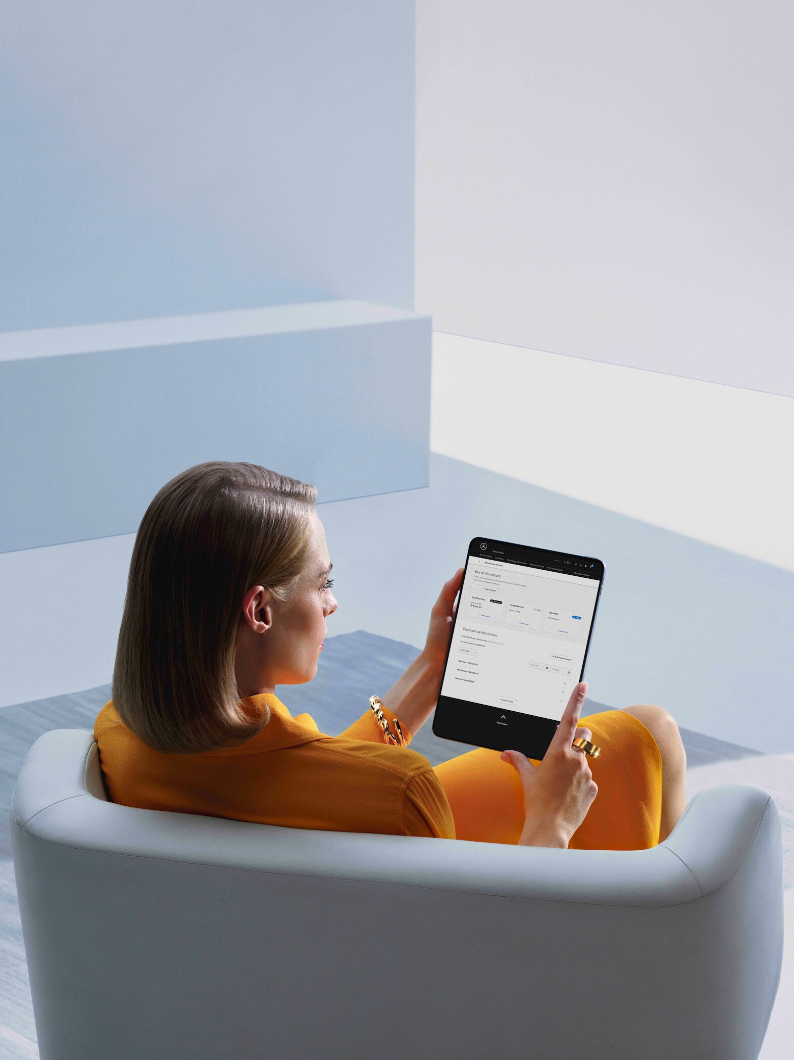 Une femme consulte son rapport de maintenance numérique sur sa tablette.