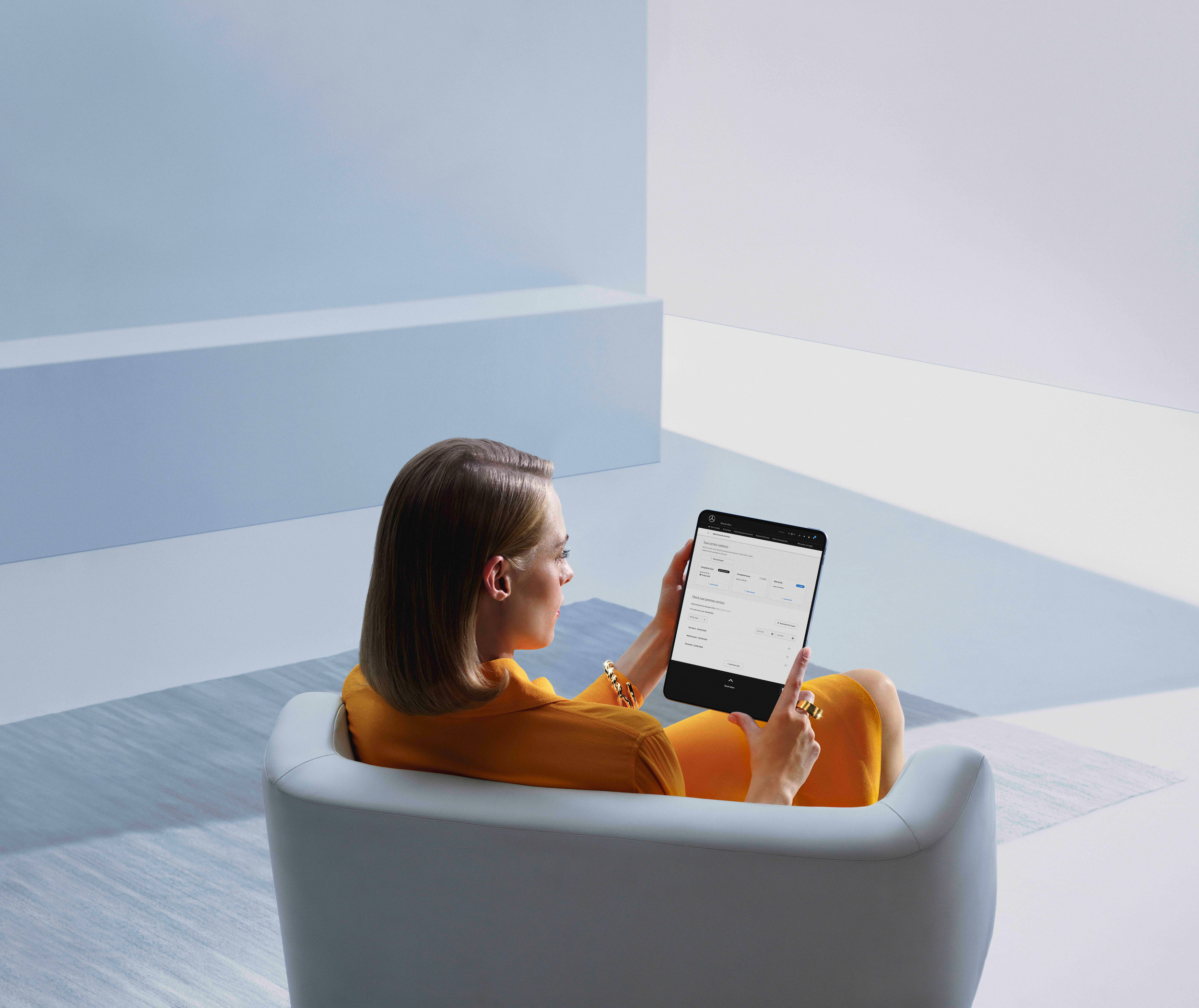 Rapport de maintenance numérique | Mercedes-Benz. Une femme consulte son rapport de maintenance numérique sur sa tablette.