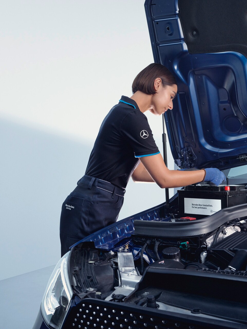 Ein Mercedes-Benz Techniker wechselt den Luftfilter eines Fahrzeugs.