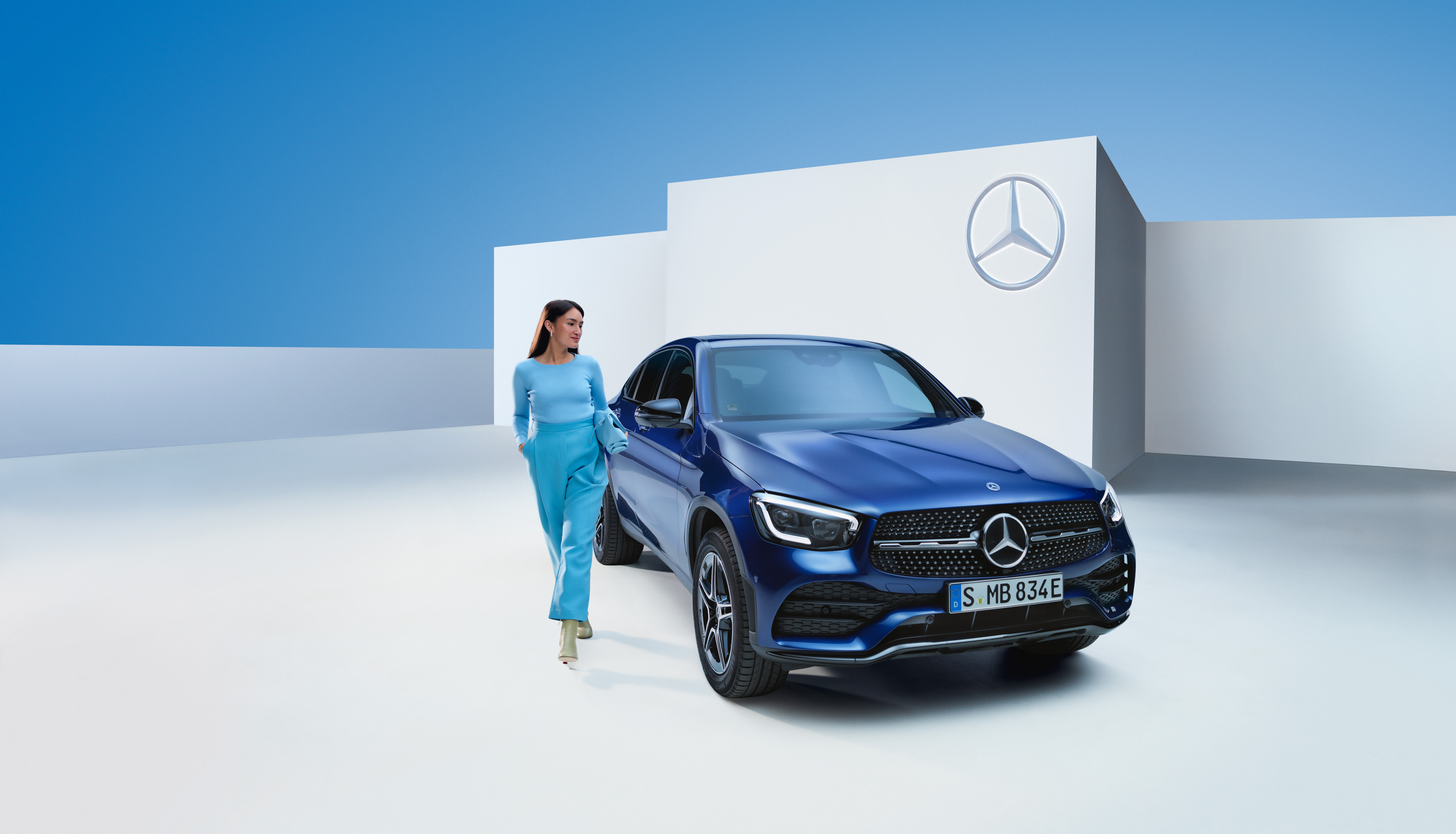 Beruhigt einsteigen mit der Mercedes-Benz Garantie. | Mercedes-Benz Eine entspannte Frau neben ihremMercedes.