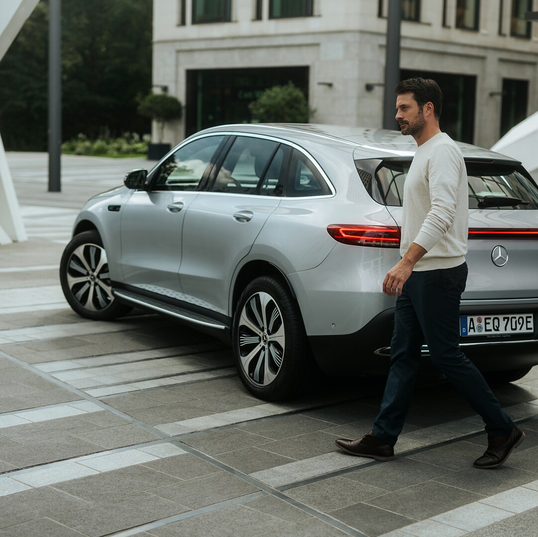Vue latérale d'une Mercedes avec focalisation sur les pneus d'origine Mercedes avec jantes.