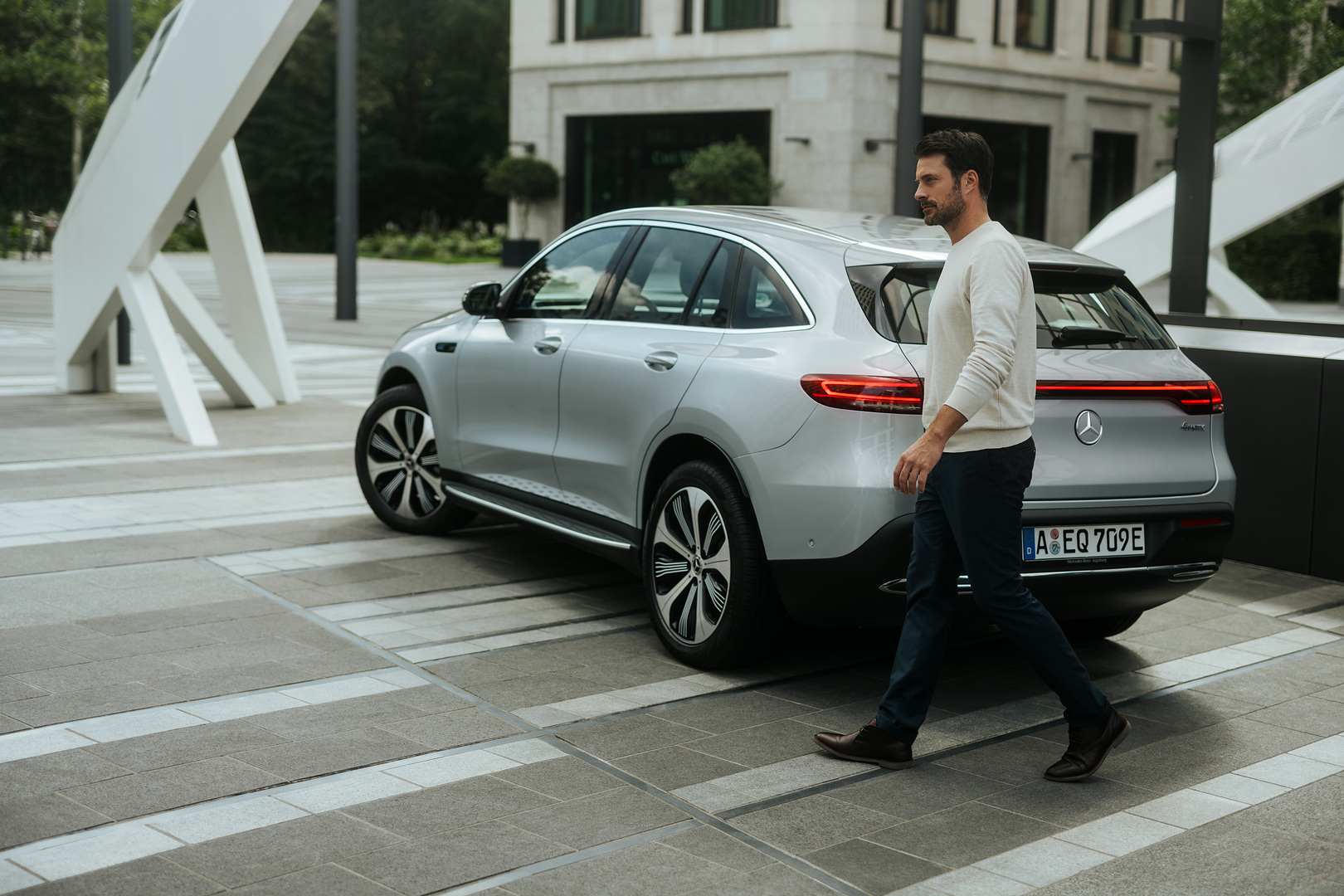 Pneu d'origine Mercedes | Mercedes-Benz Vue latérale d'une Mercedes avec focalisation sur les pneus d'origine Mercedes avec jantes.