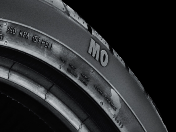 Extrait du gros plan d'un pneu Mercedes MO.