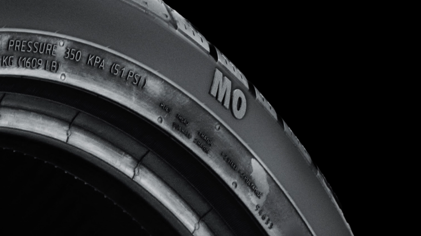 Mercedes Original-Reifen MO | Mercedes-Benz Ausschnitt der Nahaufnahme eines Mercedes MO-Reifens.