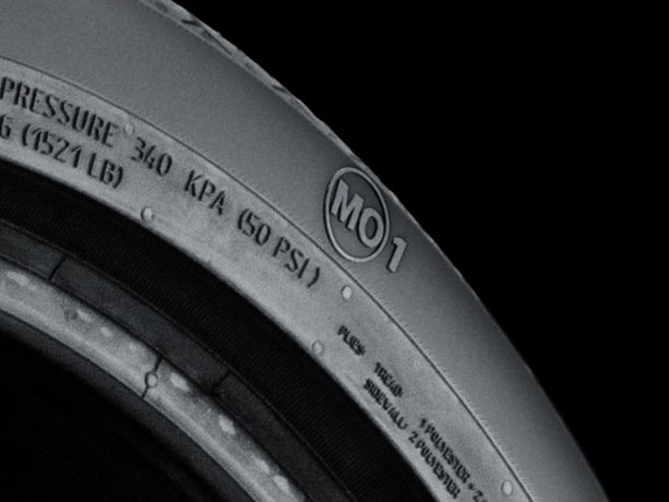 Extrait du gros plan d'un pneu Mercedes MO1.