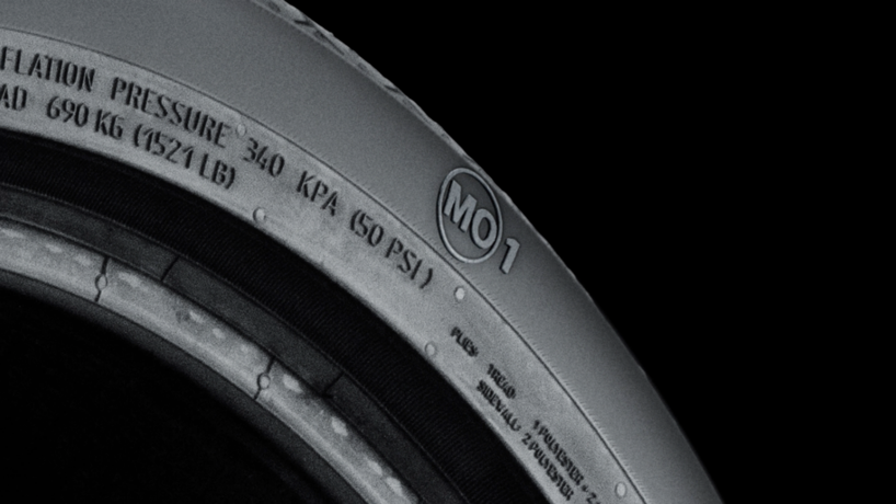 Mercedes Original 1 Reifen MO1 | Mercedes-Benz Ausschnitt der Nahaufnahme eines Mercedes MO1-Reifens.