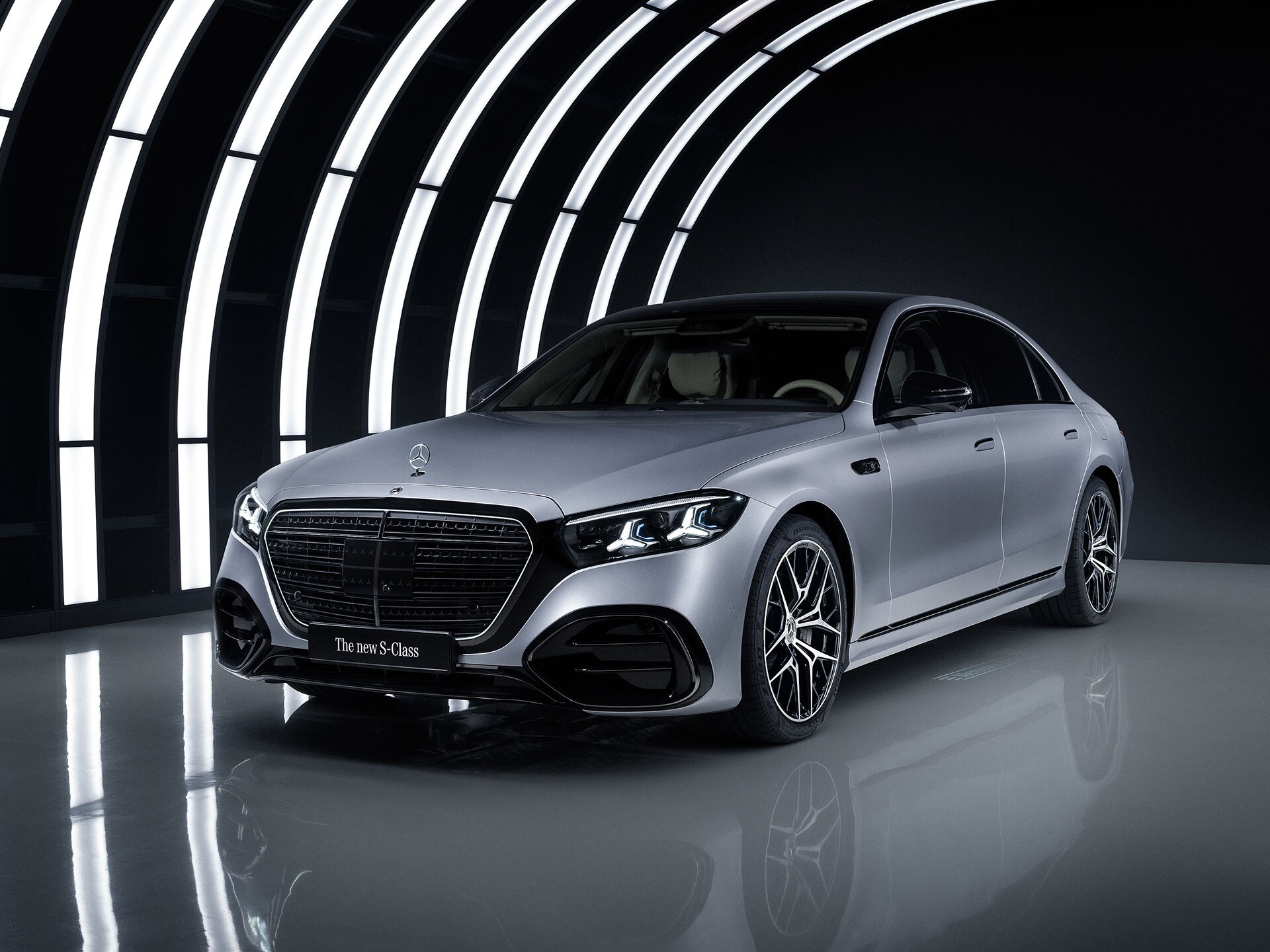 Ein Mercedes-Benz Fahrzeug mit transparentem Äußeren.