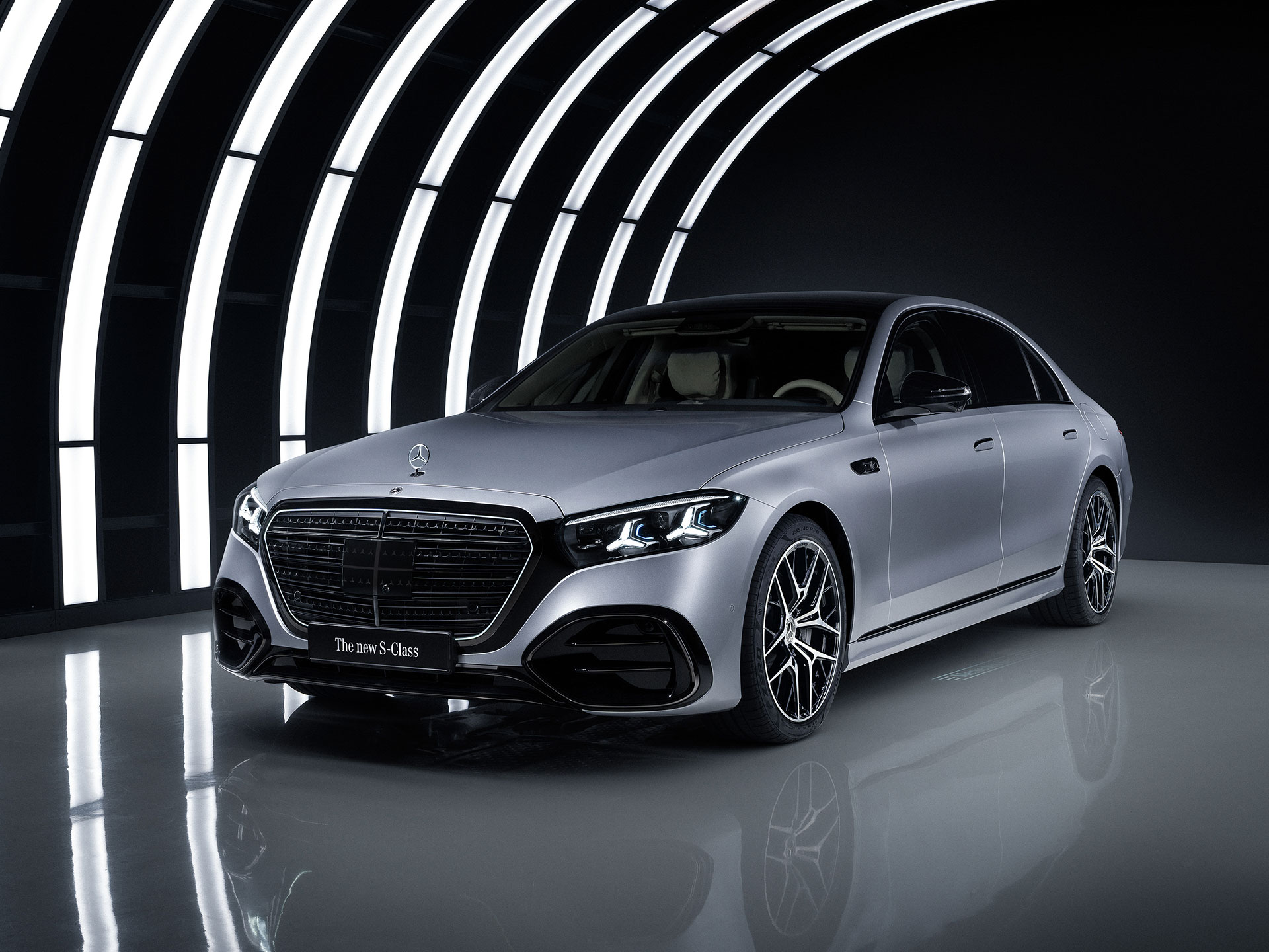 Technik, die sich kümmert | Fahrzeugmatisiertes Fahren & Assistenzsysteme | Mercedes-Benz Ein Mercedes-Benz Fahrzeug mit transparentem Äußeren.