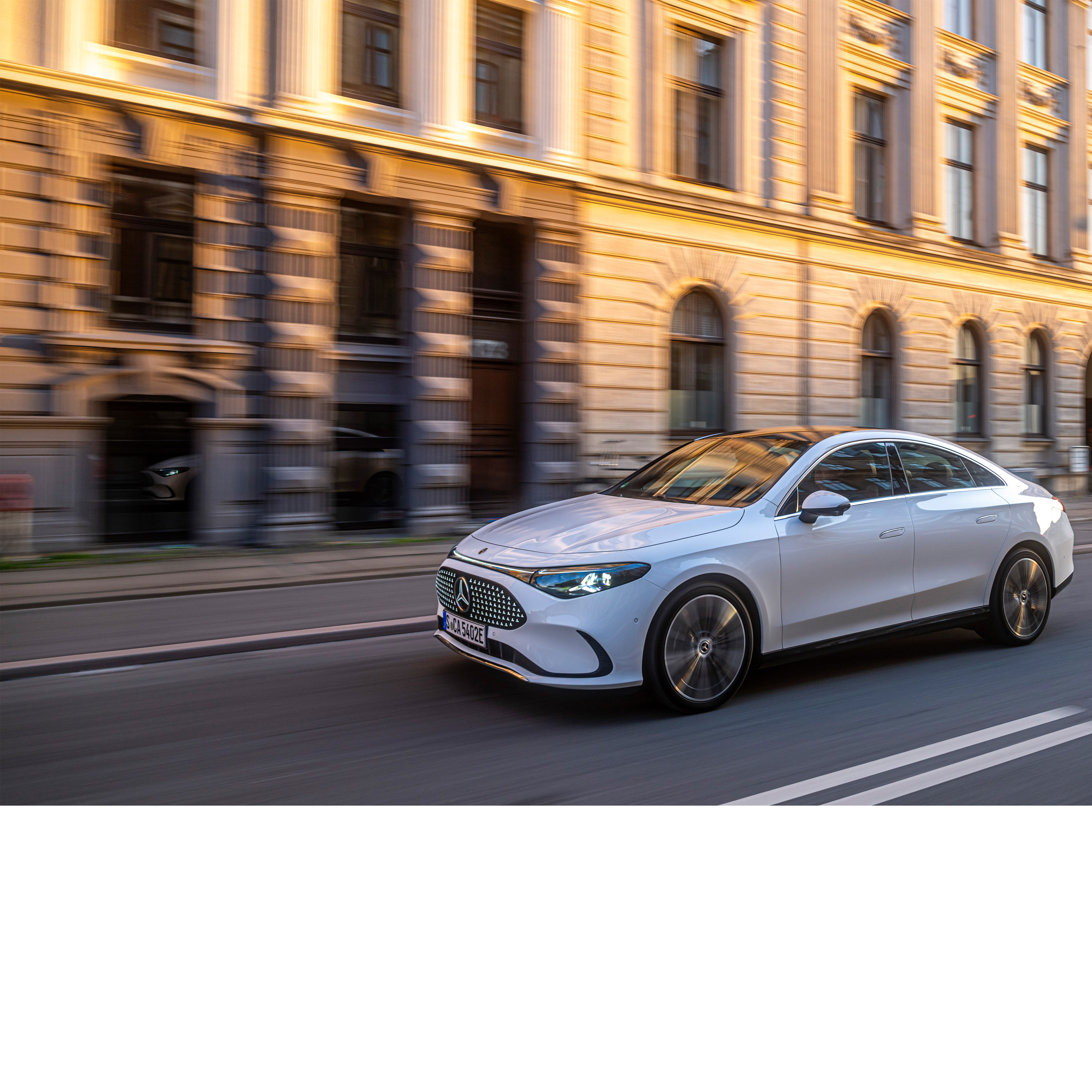 Conduite automatisée et systèmes d'assistance à la conduite | Mercedes-Benz Le volant et l'écran conducteur dans une Mercedes-Benz.
