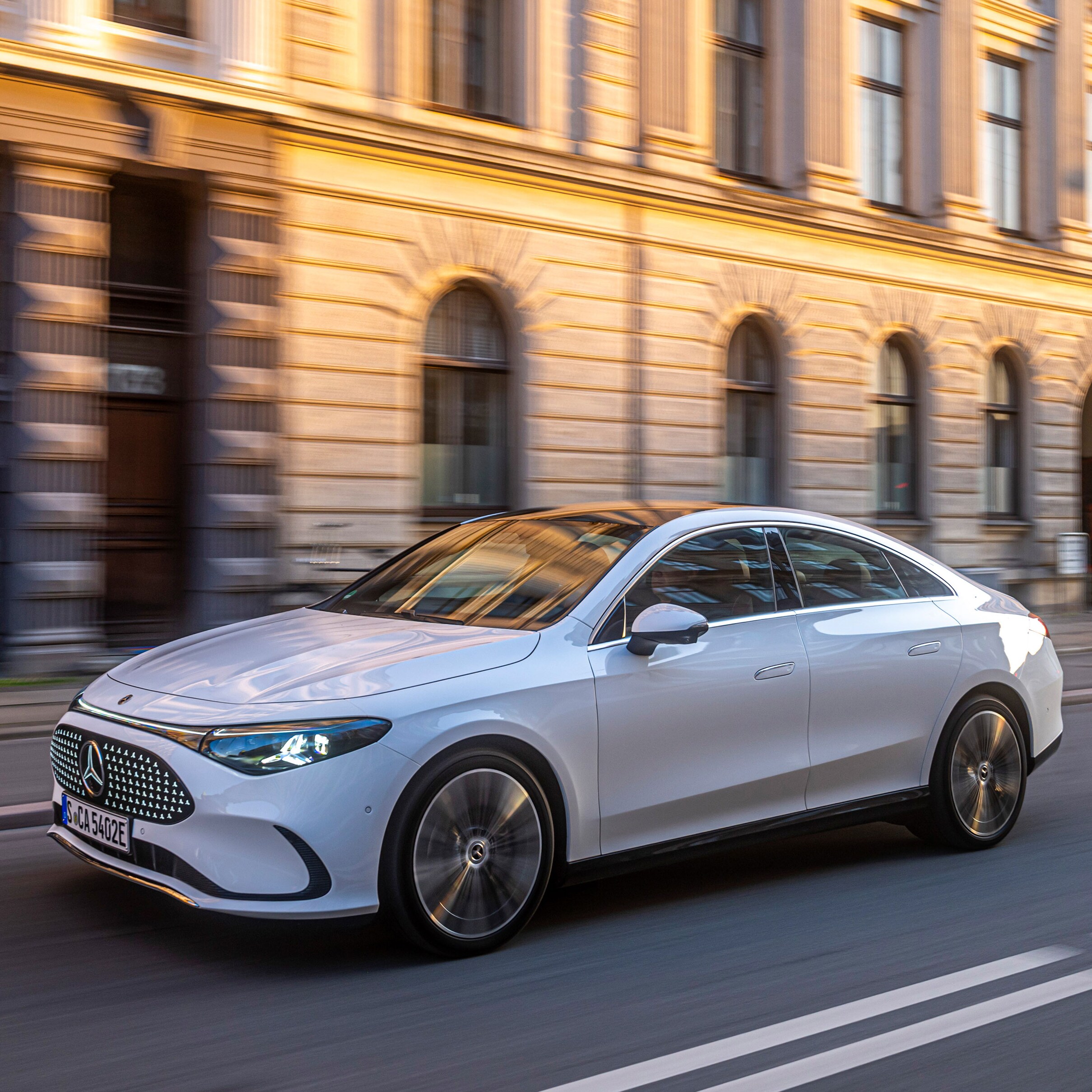 Das Lenkrad und das Fahrerdisplay in einem Mercedes-Benz.