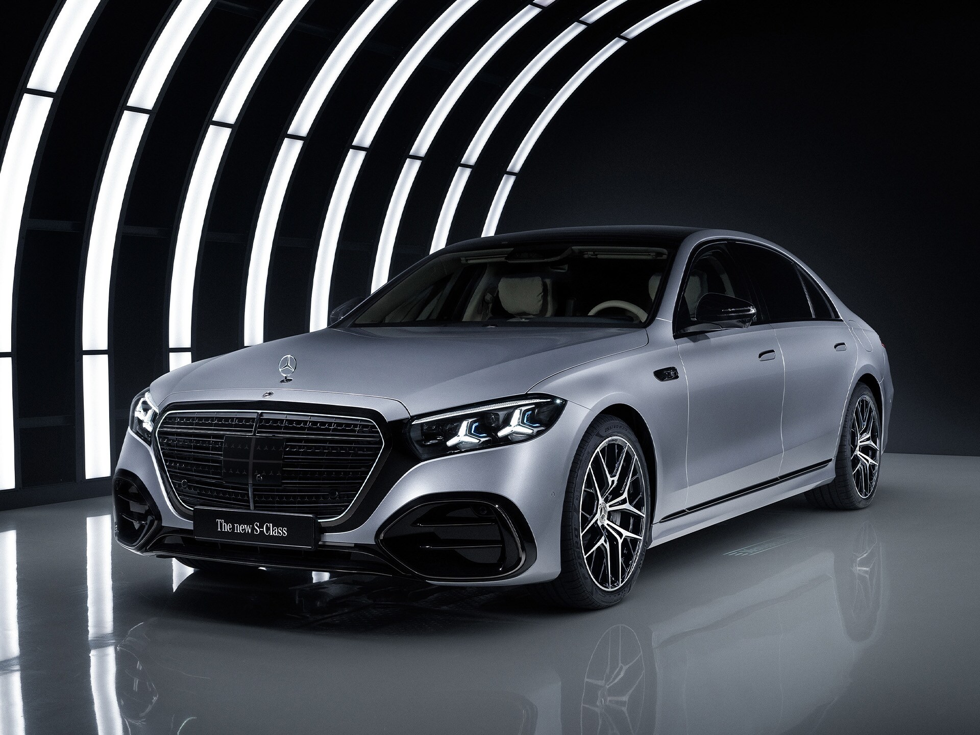 La Mercedes-Benz Classe&nbsp;S dans un studio sous un arc lumineux.