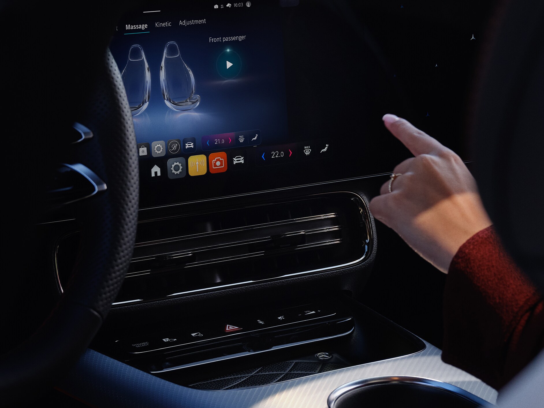 Système multimédia MBUX affichant les options de personnalisation dans un véhicule Mercedes-Benz.