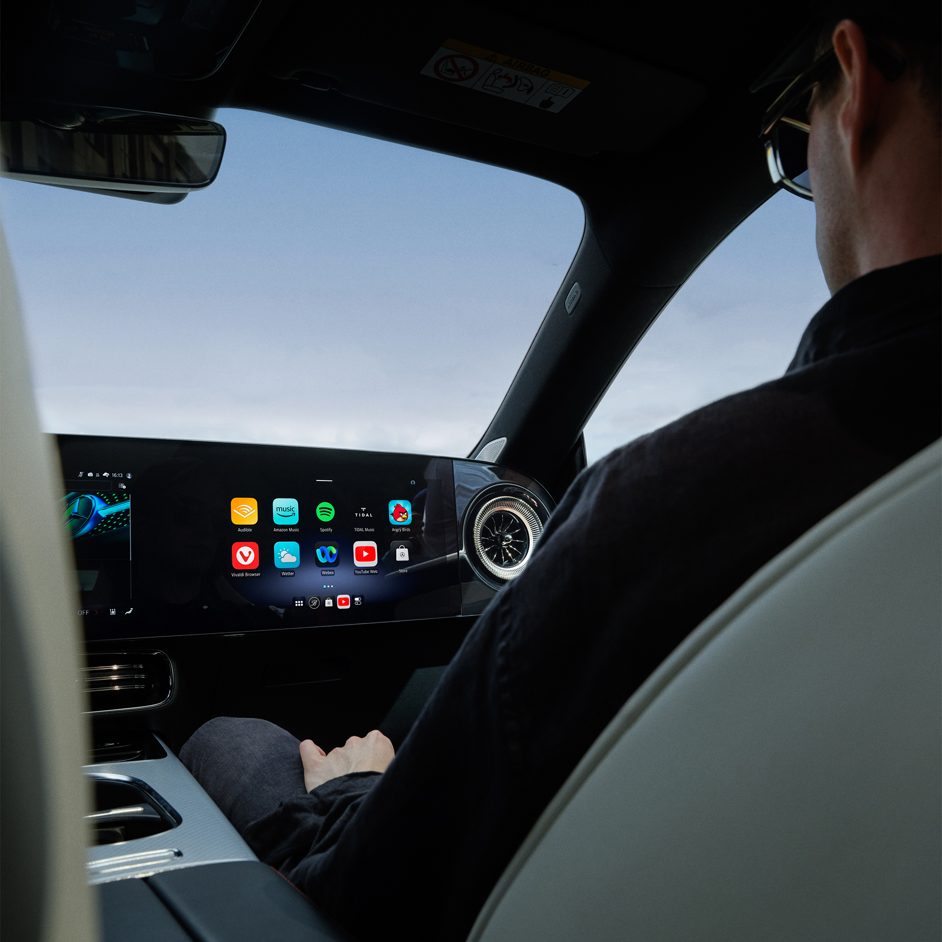 Assistance vocale | Système multimédia MBUX | Mercedes-Benz Vue intérieure du poste de conduite d'un véhicule Mercedes-Benz équipé du système multimédia MBUX.