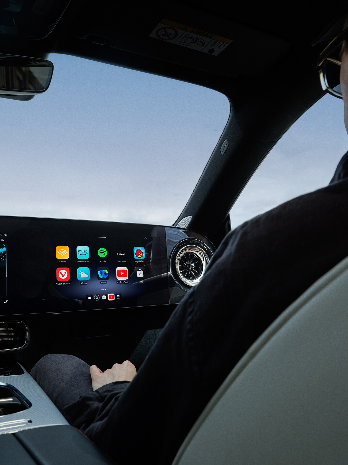 Innenansicht des Cockpits eines Mercedes-Benz mit MBUX-Multimediasystem.