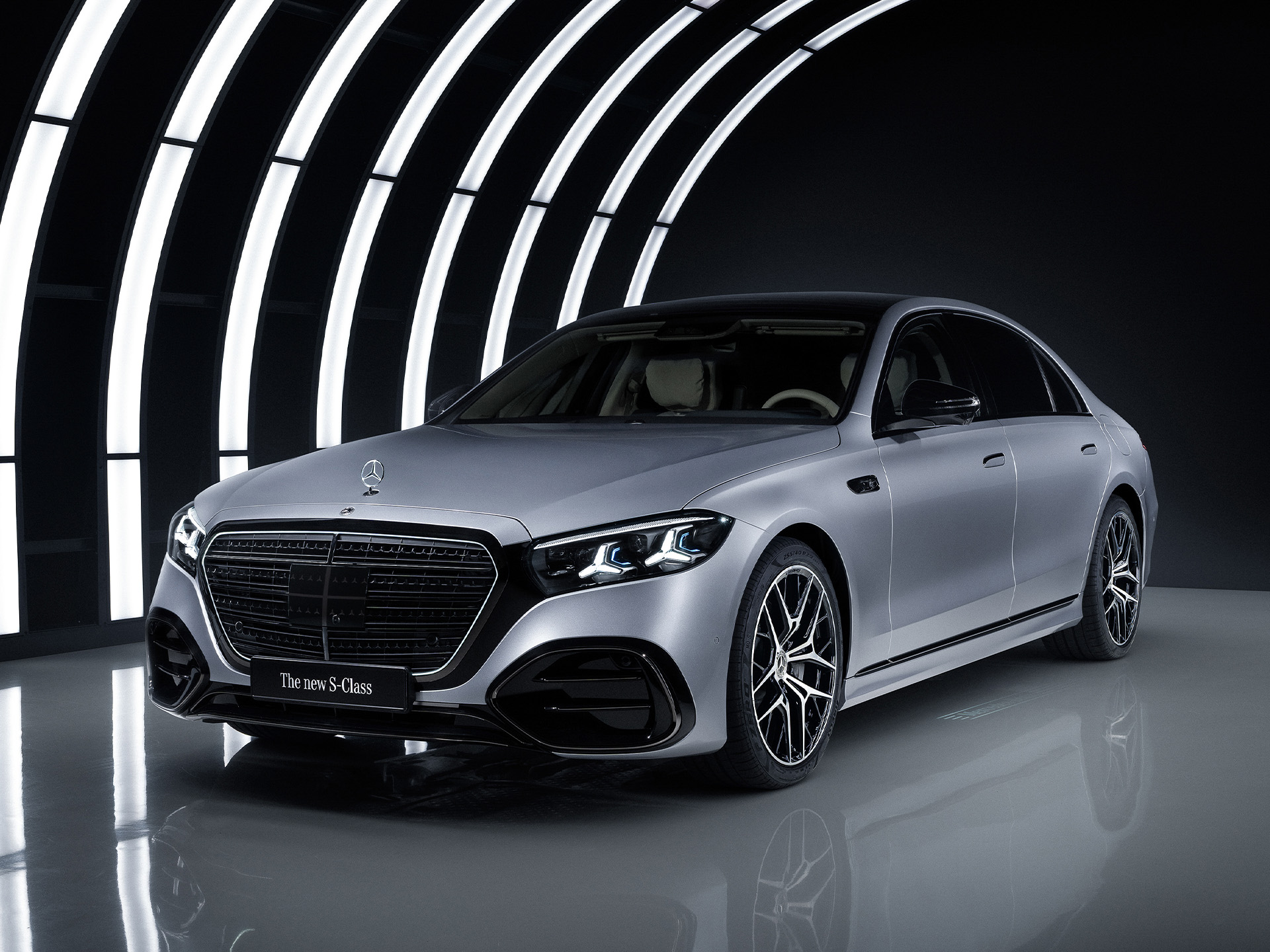 Technik | Software-Updates Over-the-Air (OTA) | Mercedes-Benz Die Mercedes-Benz S-Klasse in einem Studio mit einem beleuchteten Bogen.