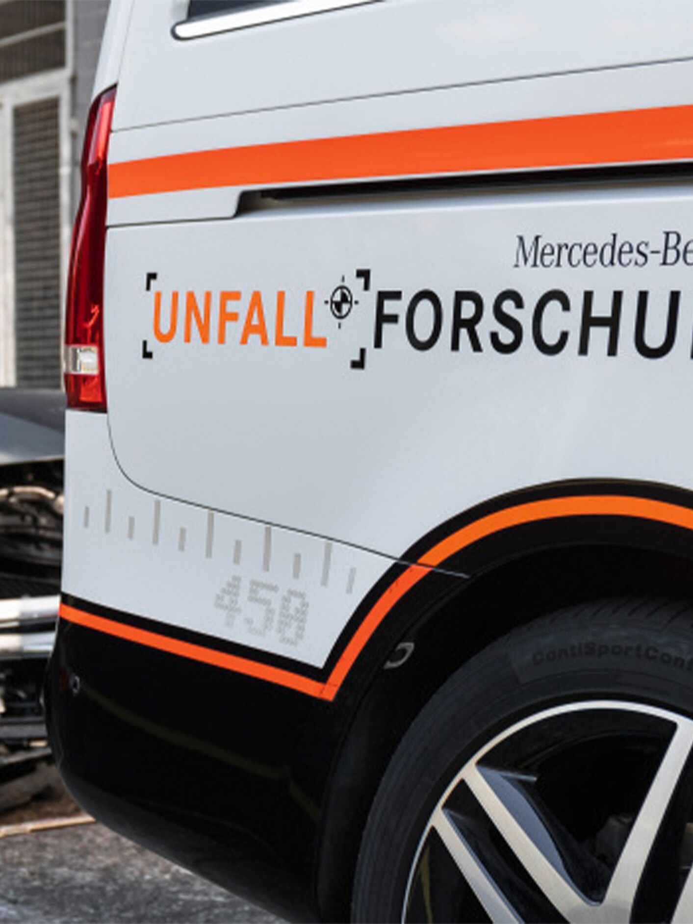Mercedes-Benz Auto mit dem Aufdruck "Unfallforschung" auf seiner Seite.