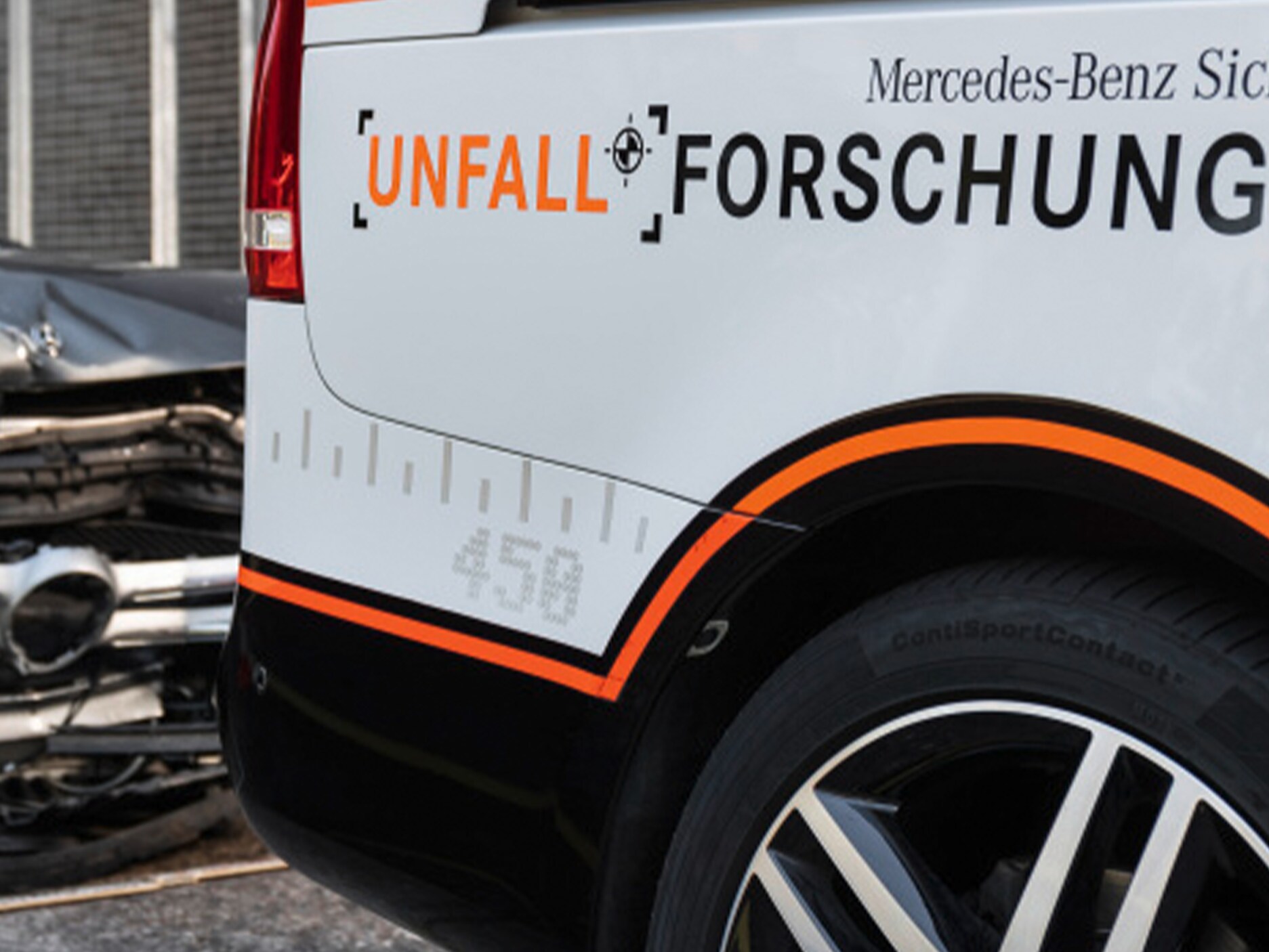 Voiture Mercedes-Benz avec l'inscription «&nbsp;Recherche d’accidents&nbsp;» sur son côté.