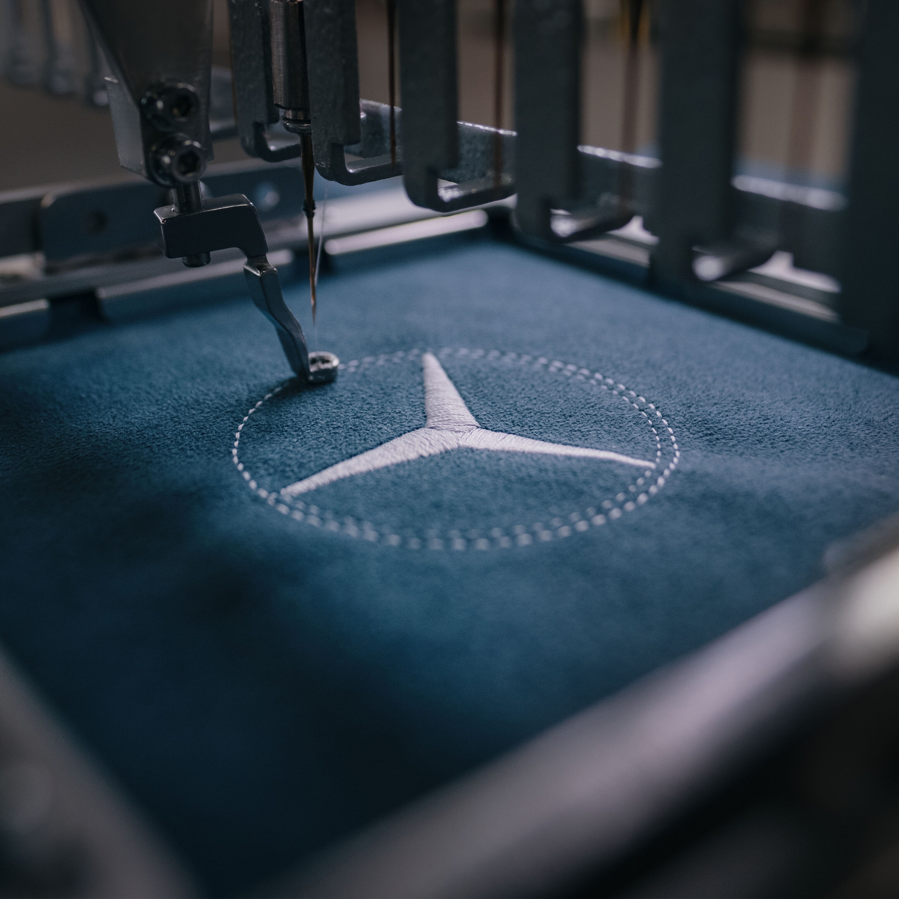 Das MANUFAKTUR Logo auf hochwertigen Materialien.