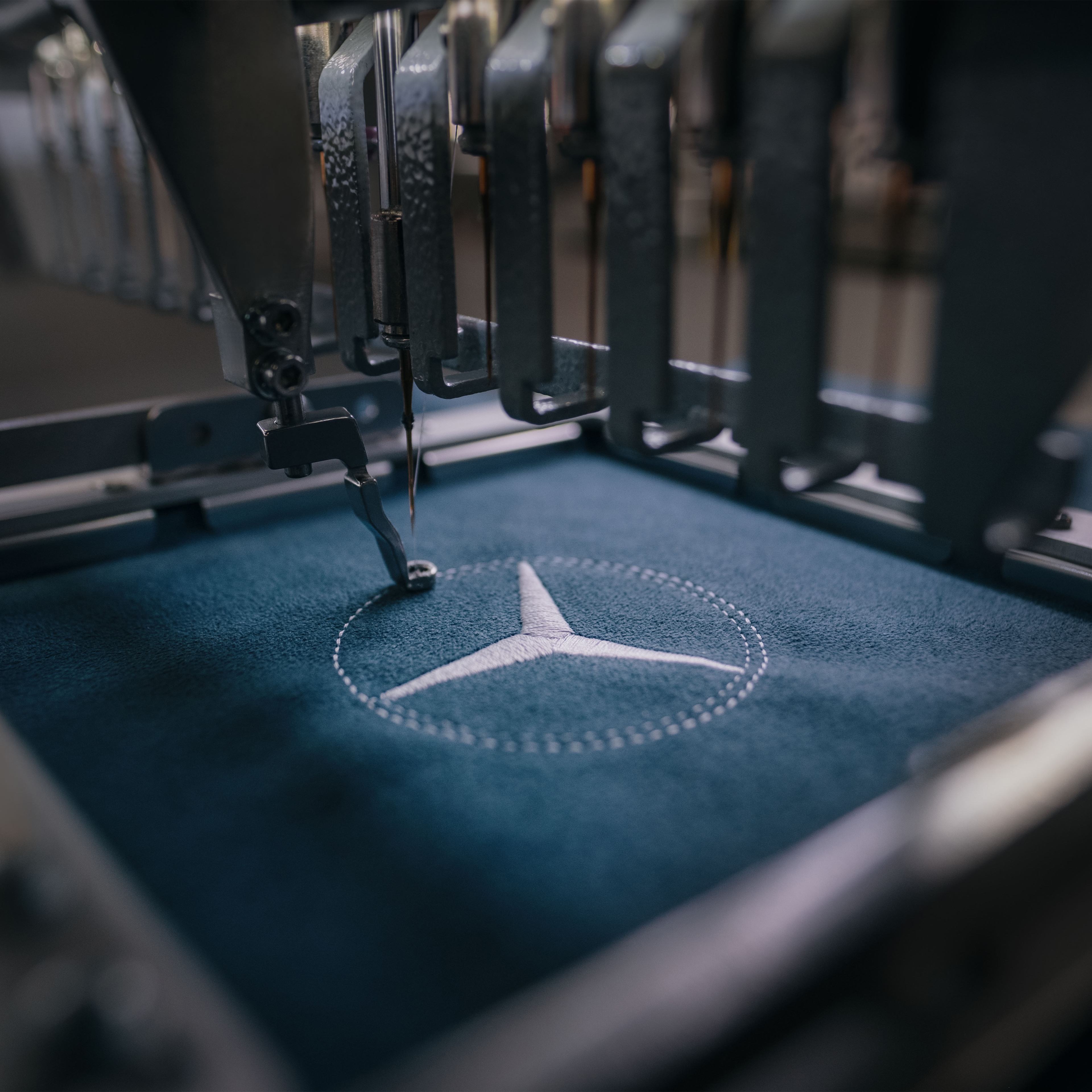 MANUFAKTUR | Mercedes-Benz Das MANUFAKTUR Logo auf hochwertigen Materialien.