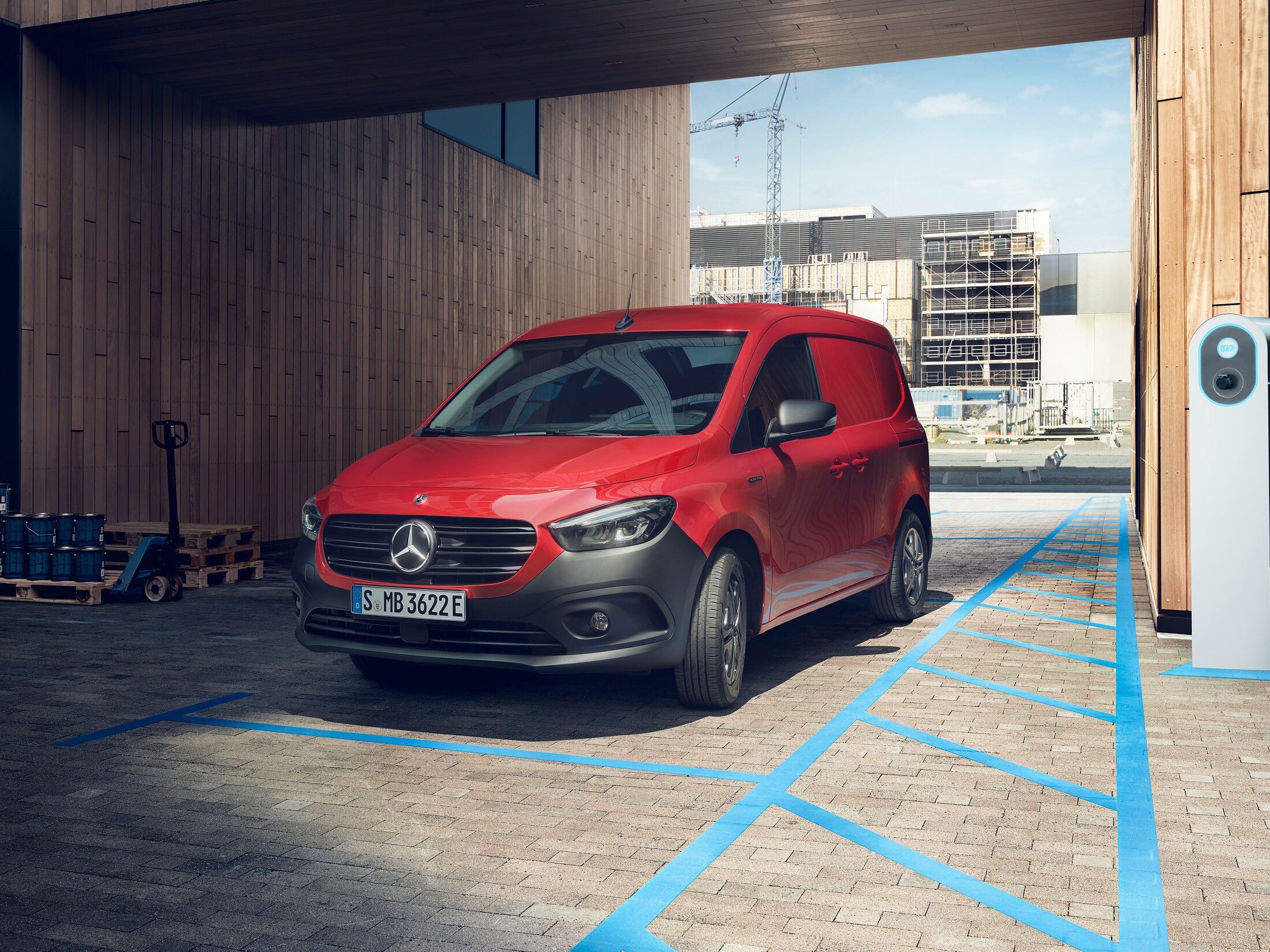 Une Mercedes-Benz eCitan Fourgon est garé sur un site logistique.