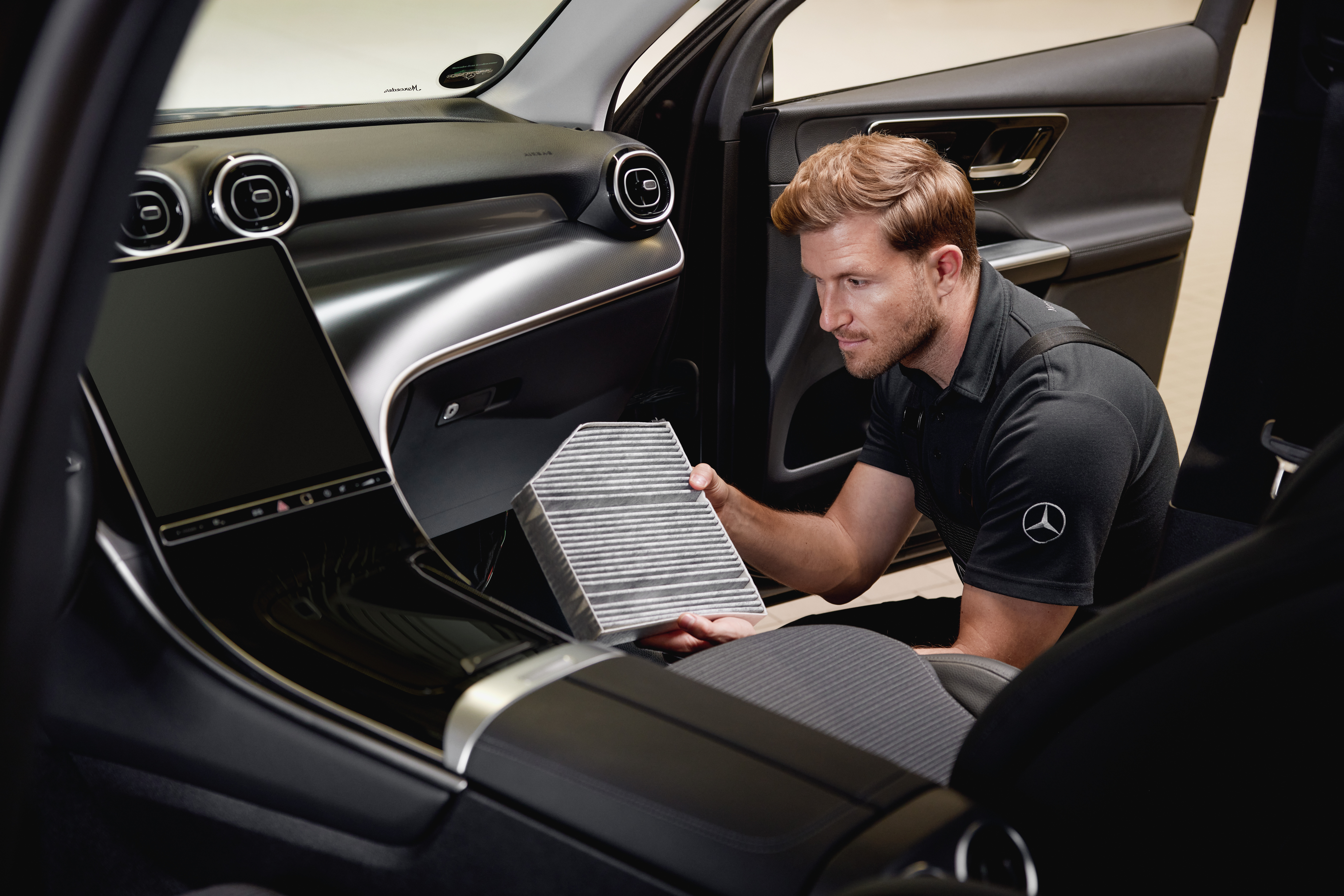 Original-Innenraumfilter von Mercedes-Benz Servicearbeiten im Interieur zeigen den Austausch eines Innenraumfilters unter Verwendung eines Originalteils von Mercedes-Benz.