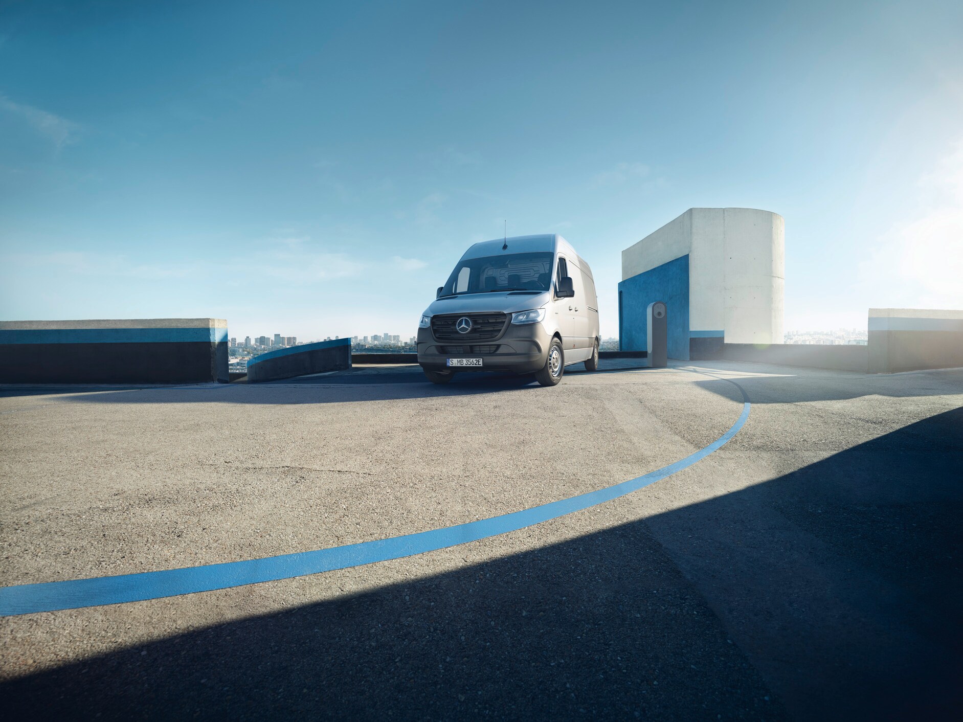 La Mercedes-Benz eSprinter fourgon se trouve sur le toit d'un parking.